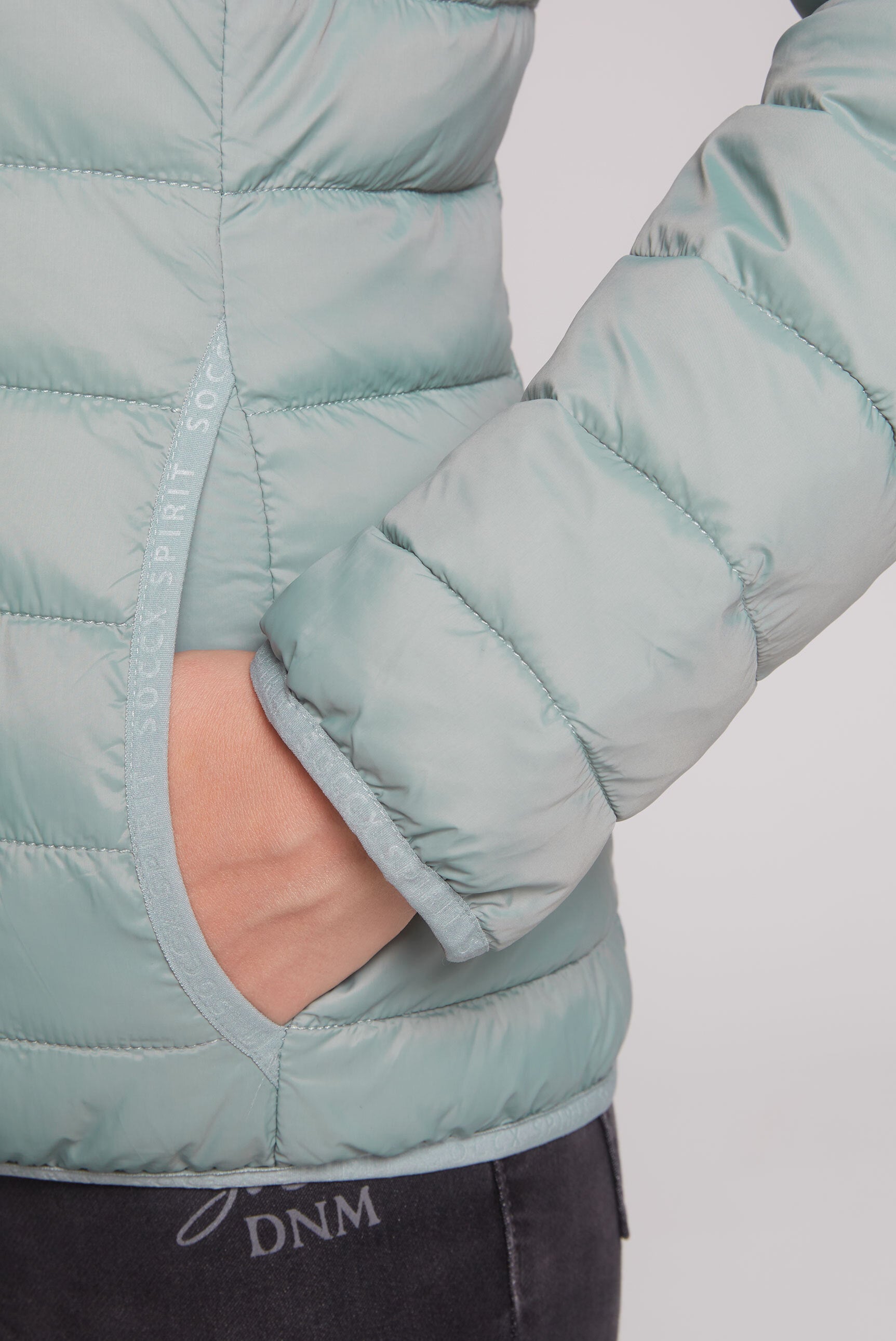Leichte Steppjacke mit Kapuze