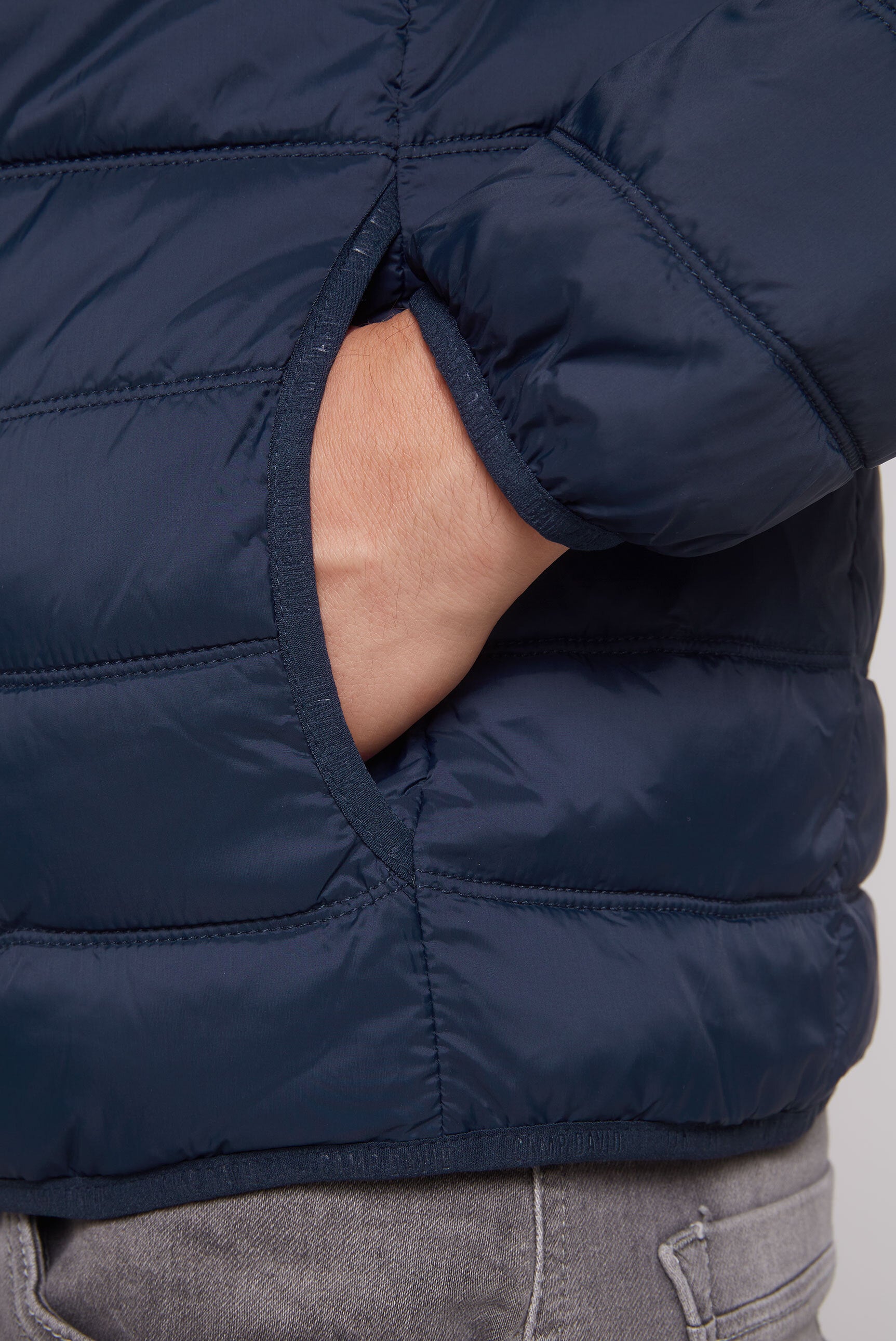 Lekka pikowana kurtka z kapturem - 6