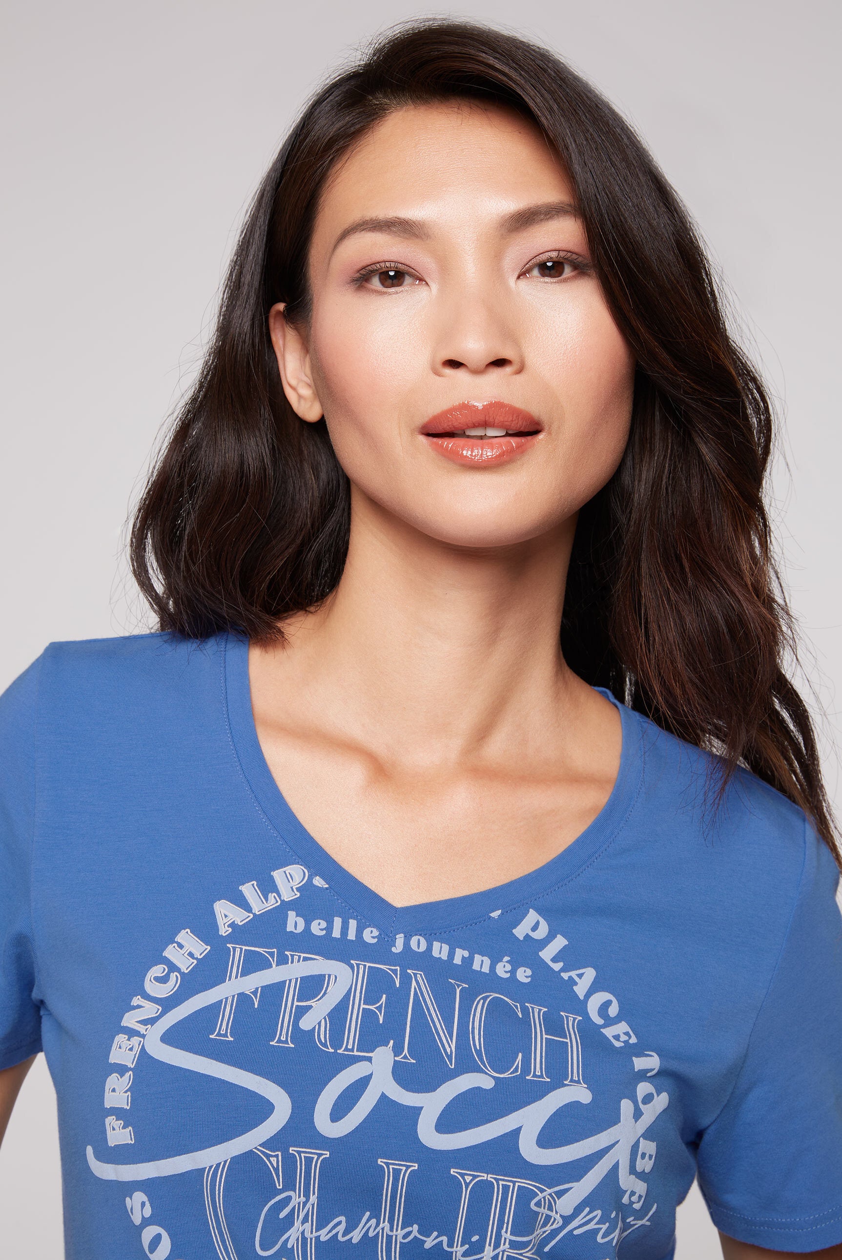 T-Shirt mit V-Ausschnitt und Print vividblue - 4