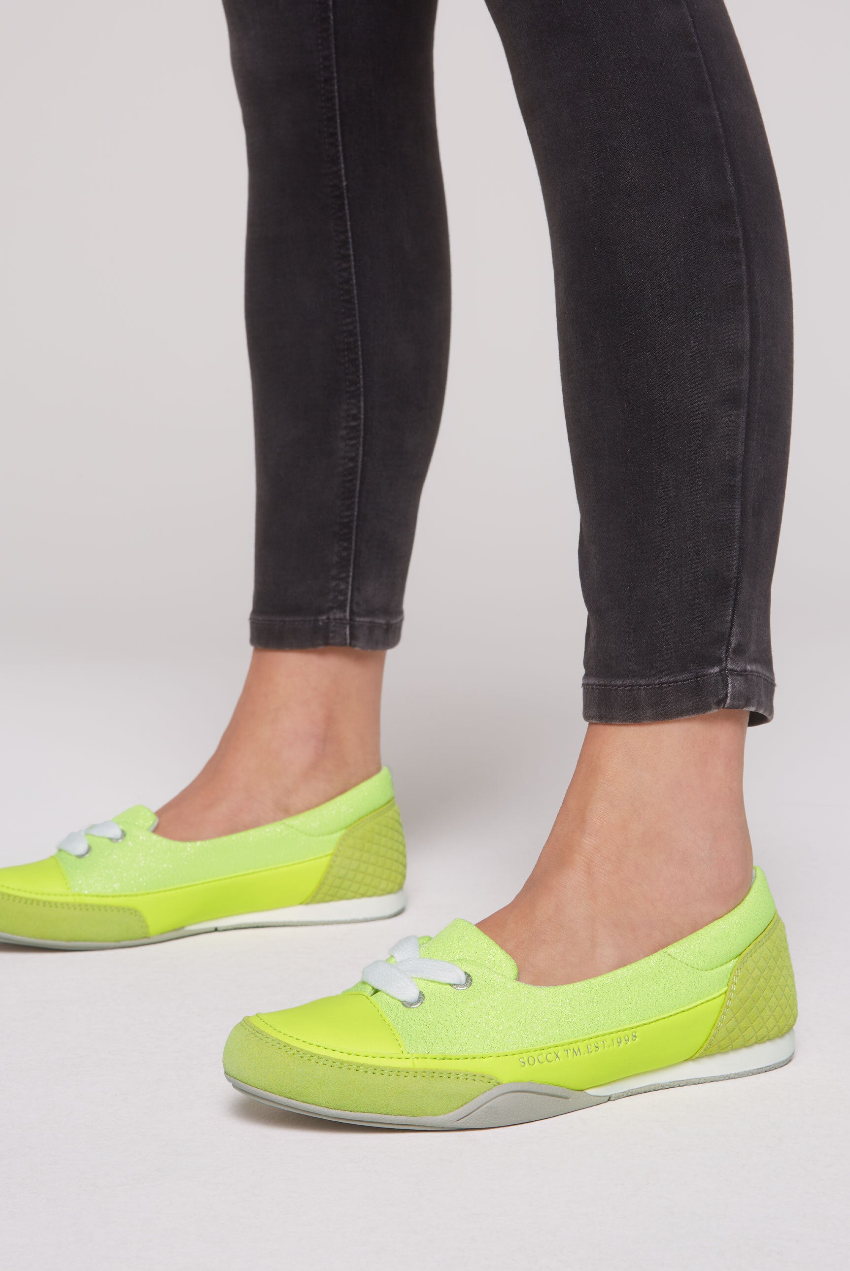 Sportowe baleriny z połączenia różnych materiałów z brokatowymi efektami - 2