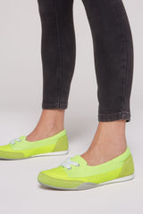 Sportowe baleriny z połączenia różnych materiałów z brokatowymi efektami