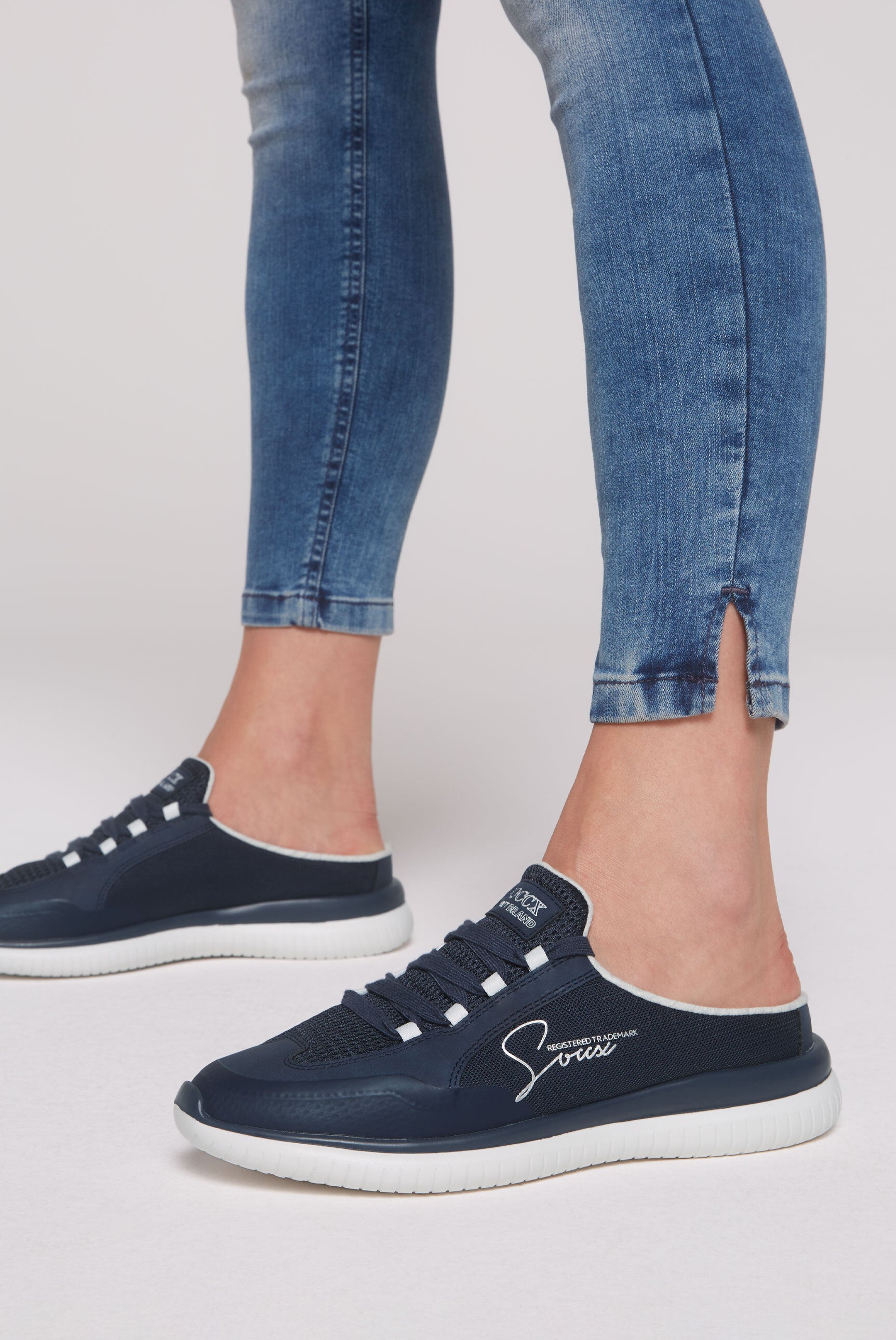 Wsuwane sneakersy z tekstylnej siateczki