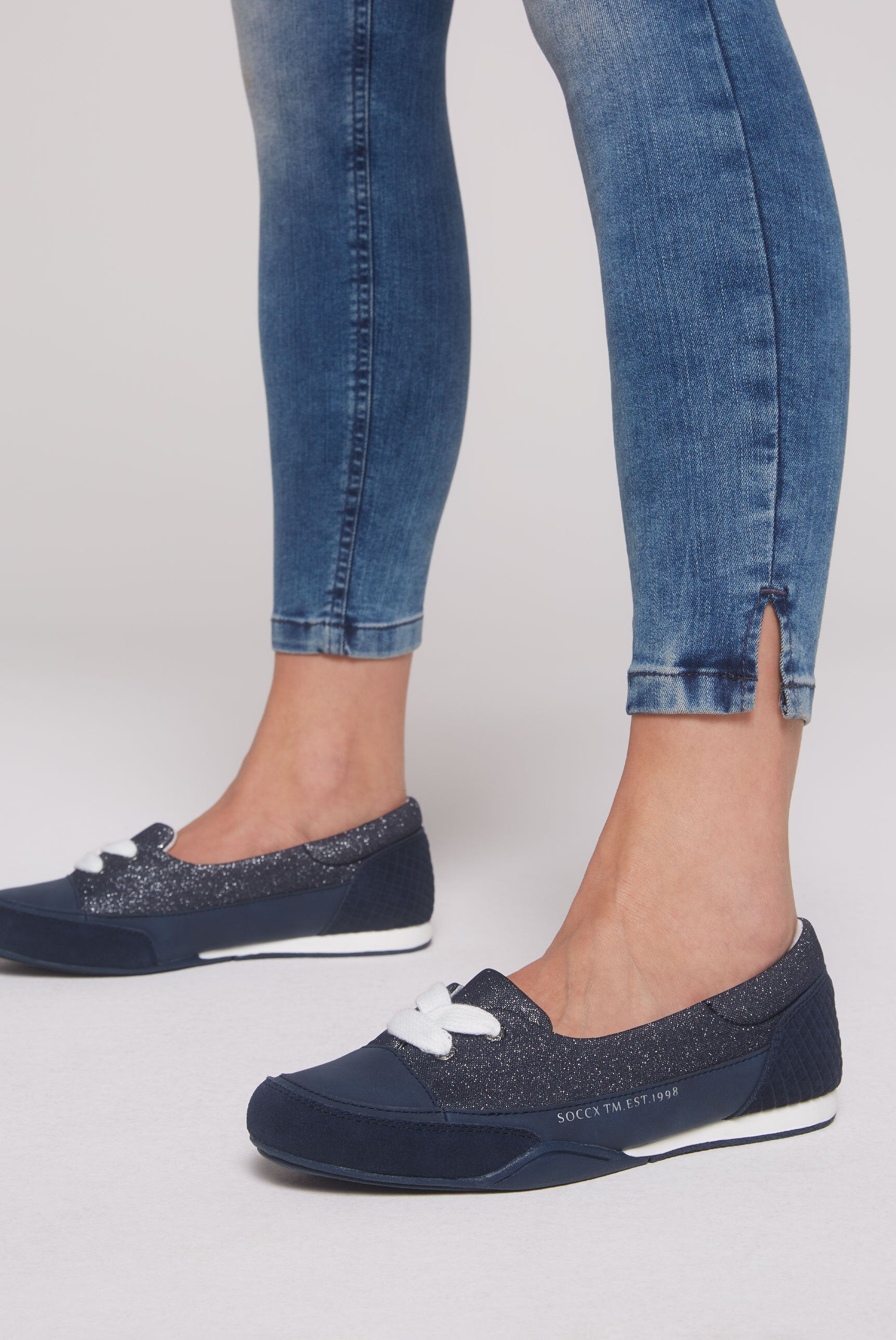 Sportowe baleriny z połączenia różnych materiałów z brokatowymi efektami - 2