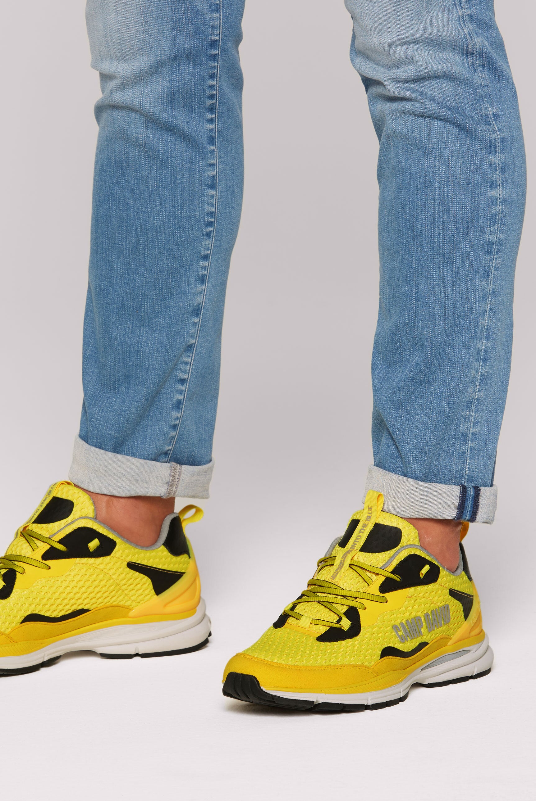 Buty do biegania z siateczkową strukturą i logo - 1