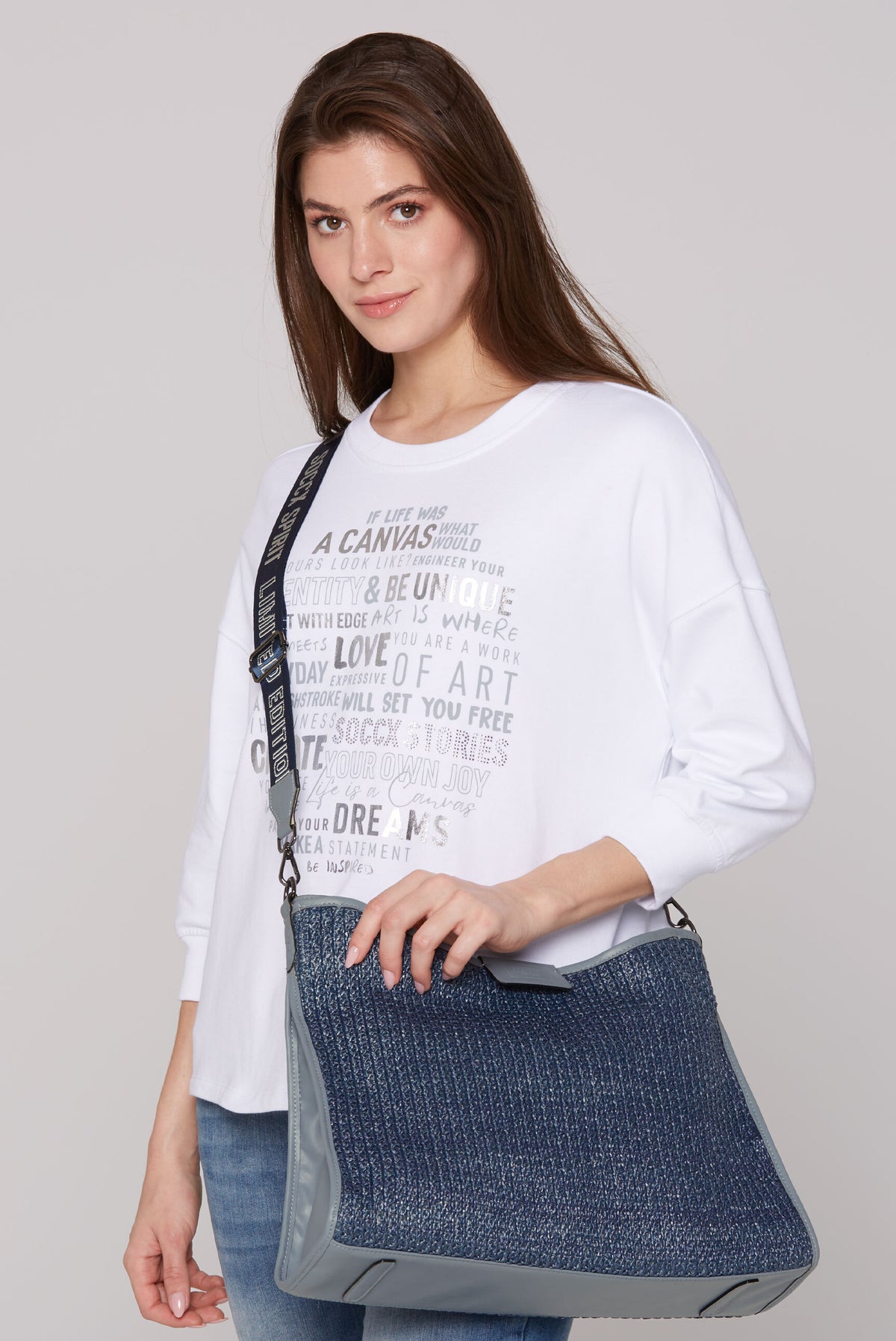 Hobo Bag im Häkel-Design mit Logo-Wechselgurt denim blue - 2