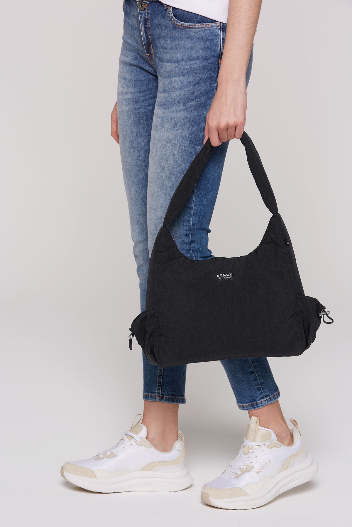 Leichte, wattierte  Schultertasche black