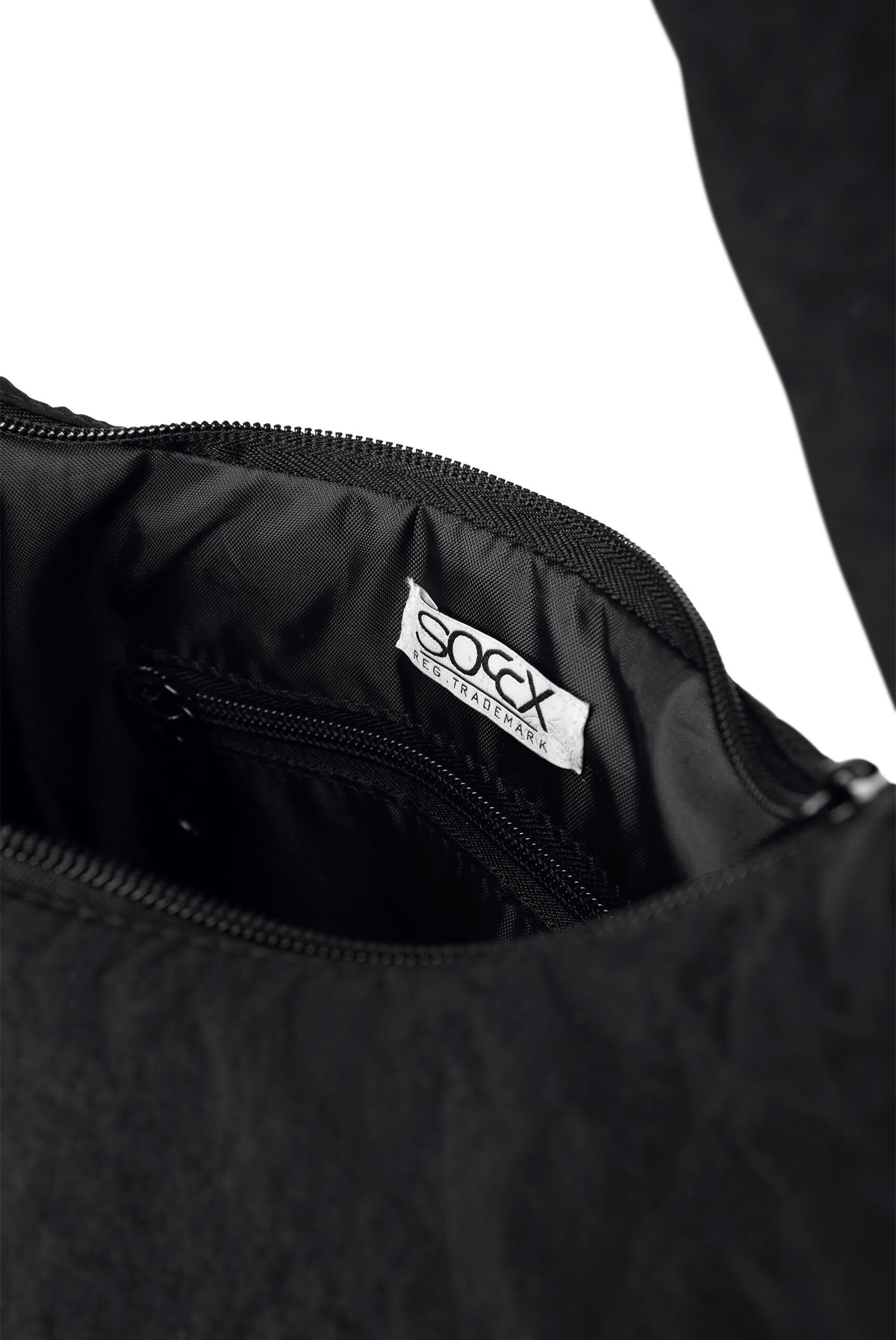 Leichte, wattierte  Schultertasche black