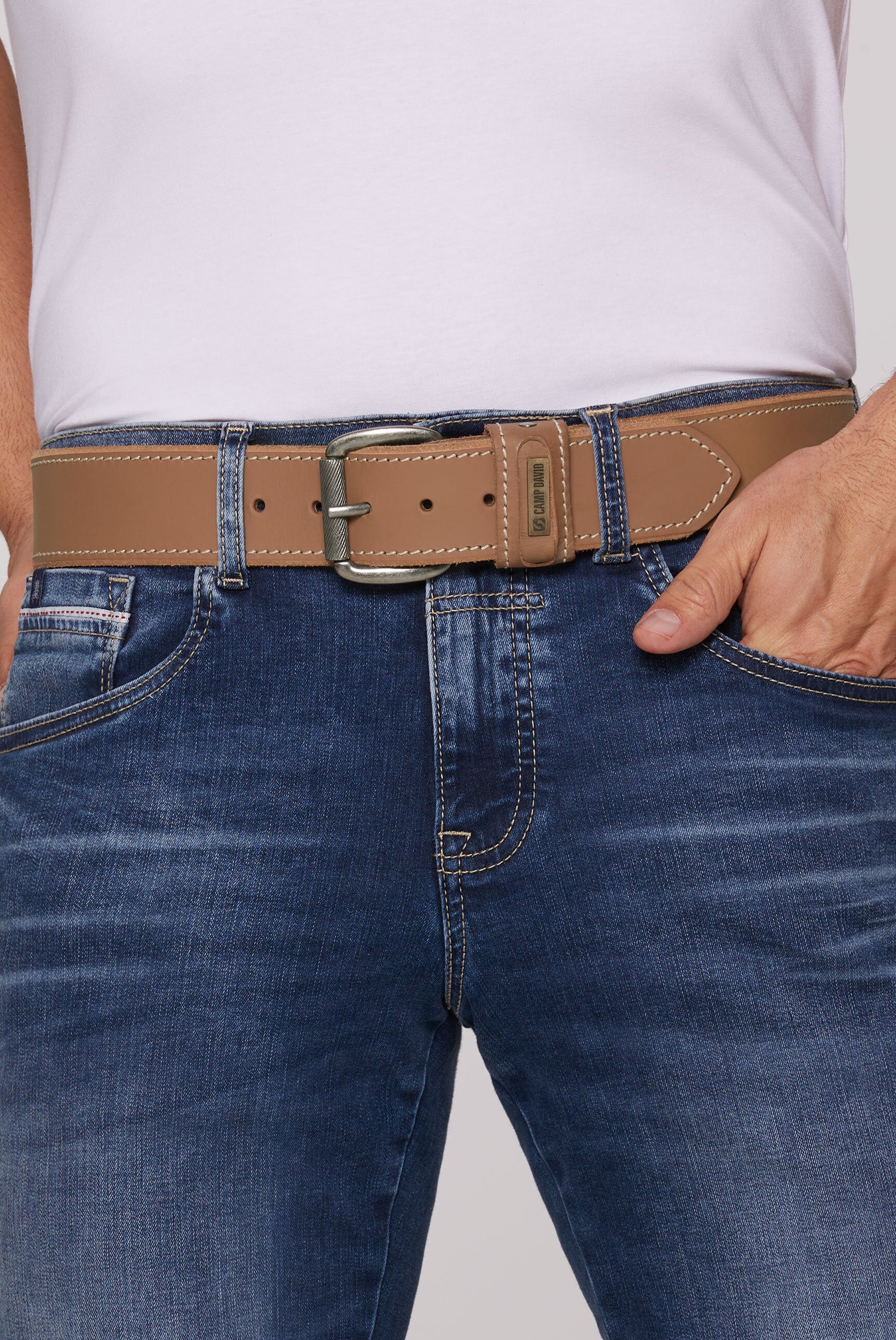 Pasek ze skóry z kontrastowym przeszyciem i plakietką z logo - 2