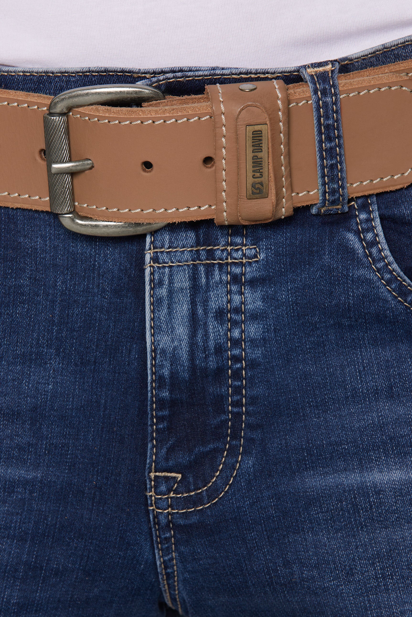 Pasek ze skóry z kontrastowym przeszyciem i plakietką z logo - 3