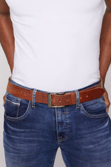 Skórzany pasek z logo na metalowej klamrze