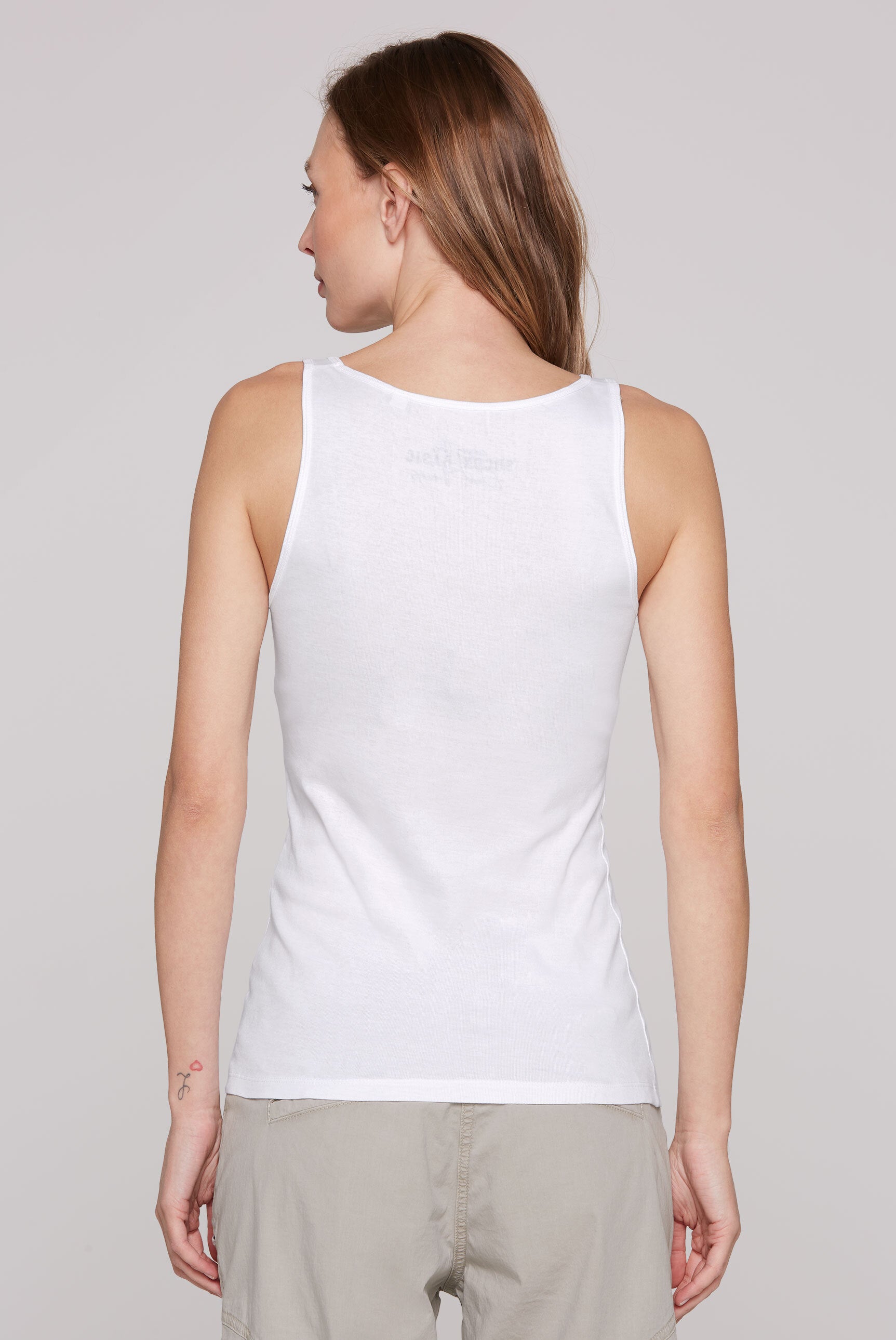 Podstawowy prążkowany top z nadrukiem i dżetami - 5