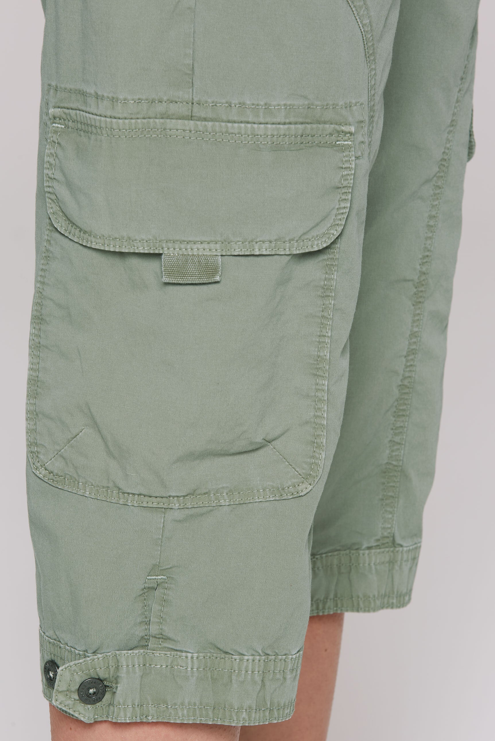 Basic Skater-Shorts mit Beintaschen faded olive
