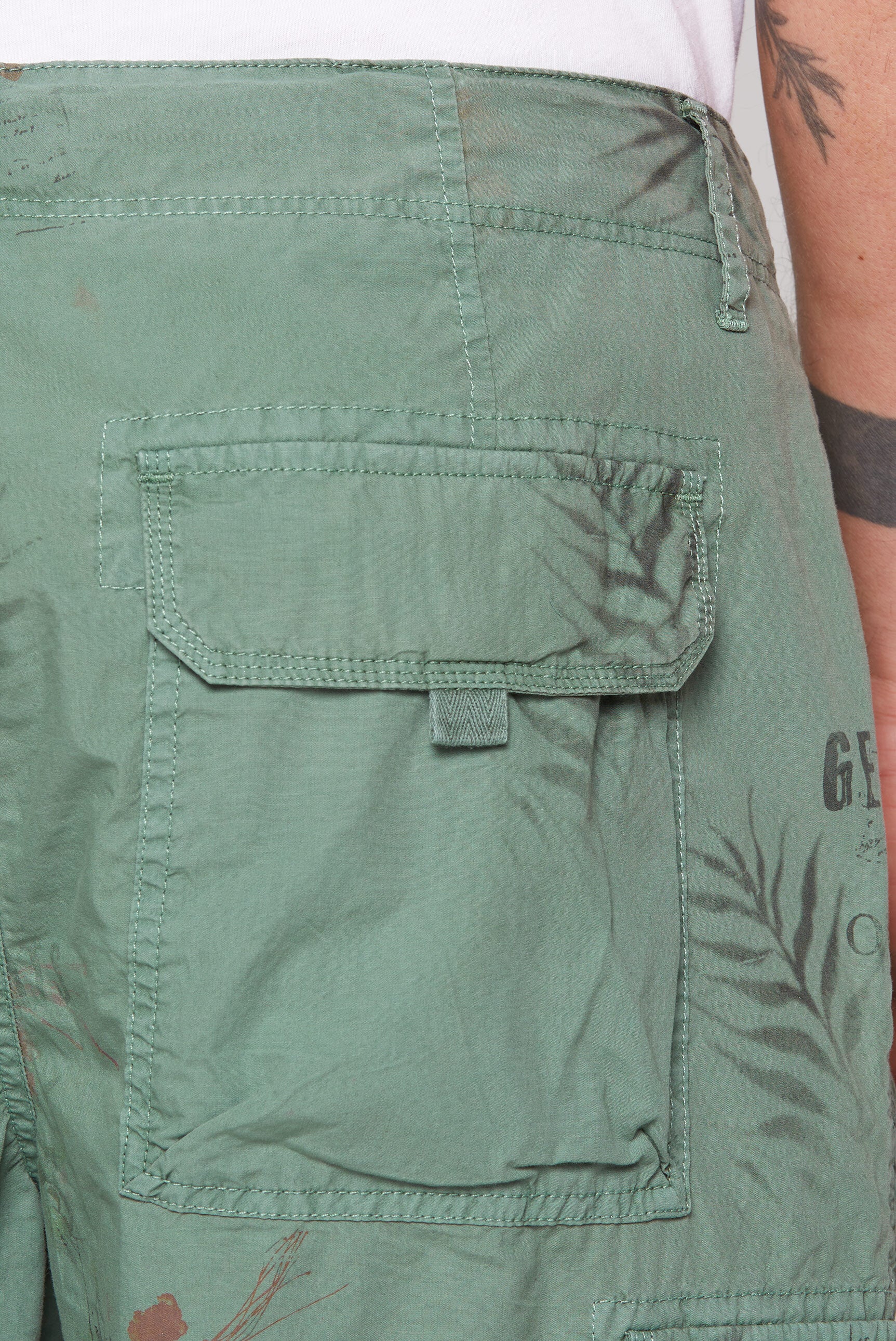 Cargo Shorts mit All Over Print deep green