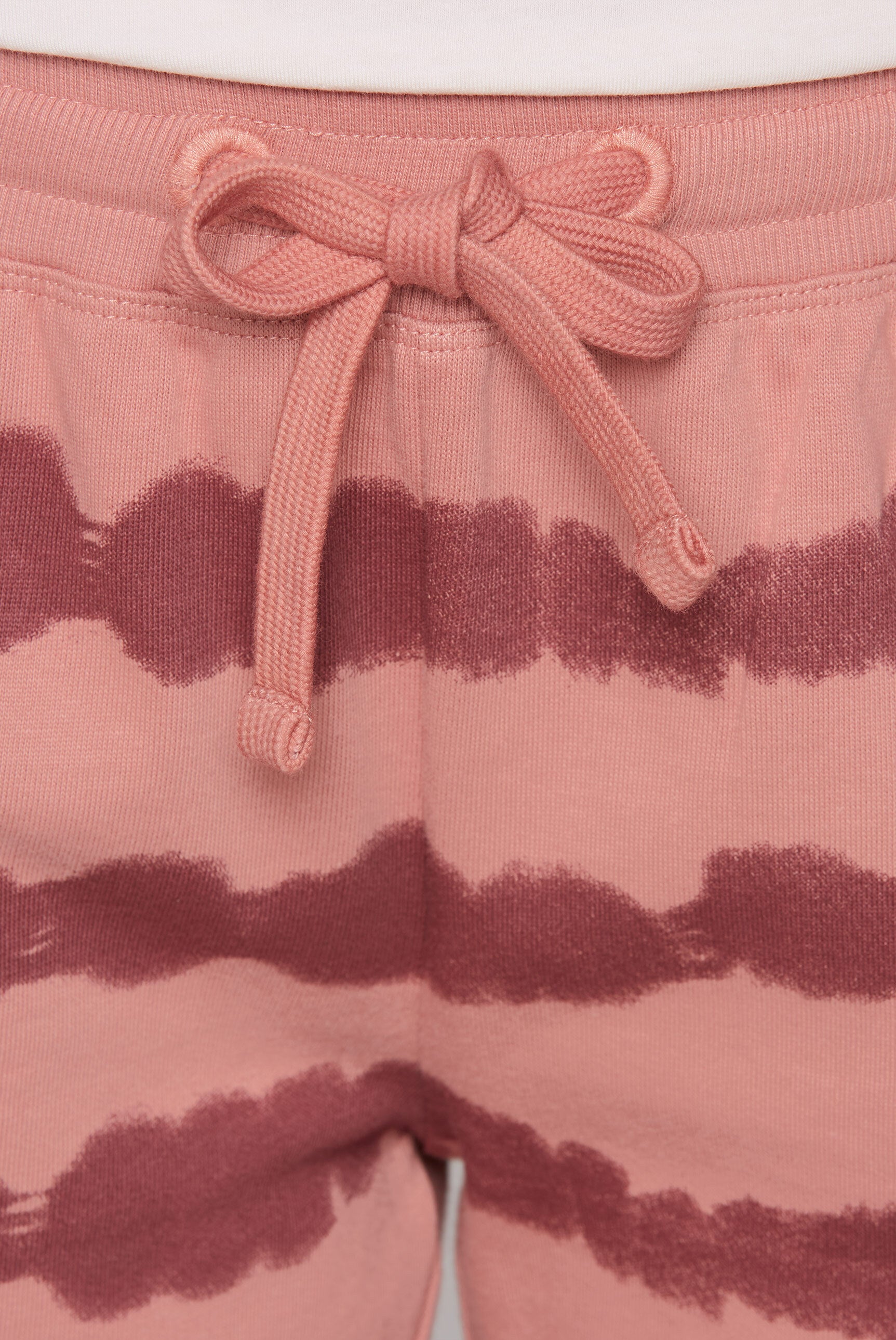 Sweatshorts mit Streifen im Batik-Look beachy red