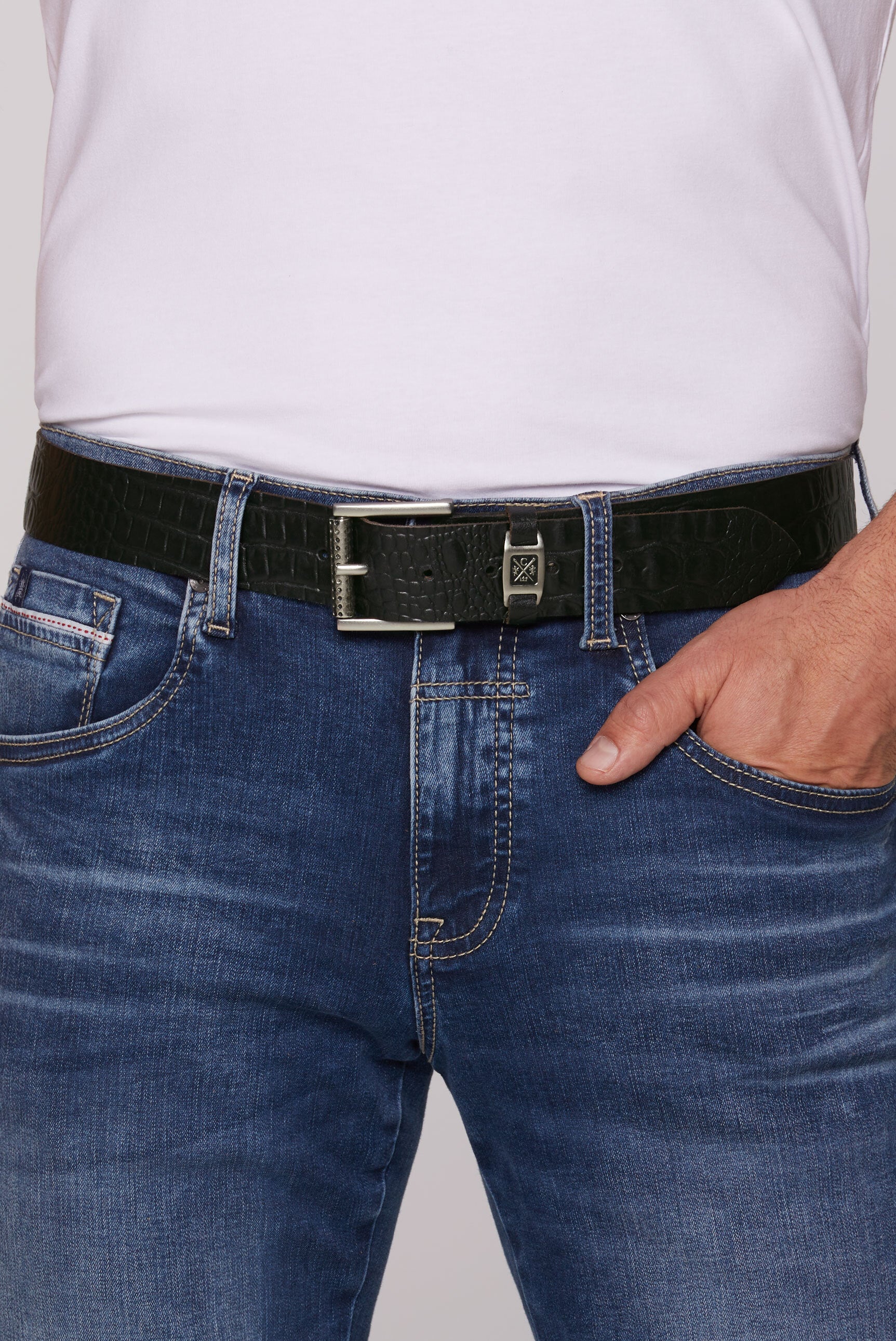 Pasek ze skóry tłoczonej z metalowym logo