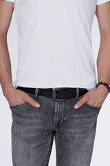 Skórzany pasek z logo na metalowej klamrze