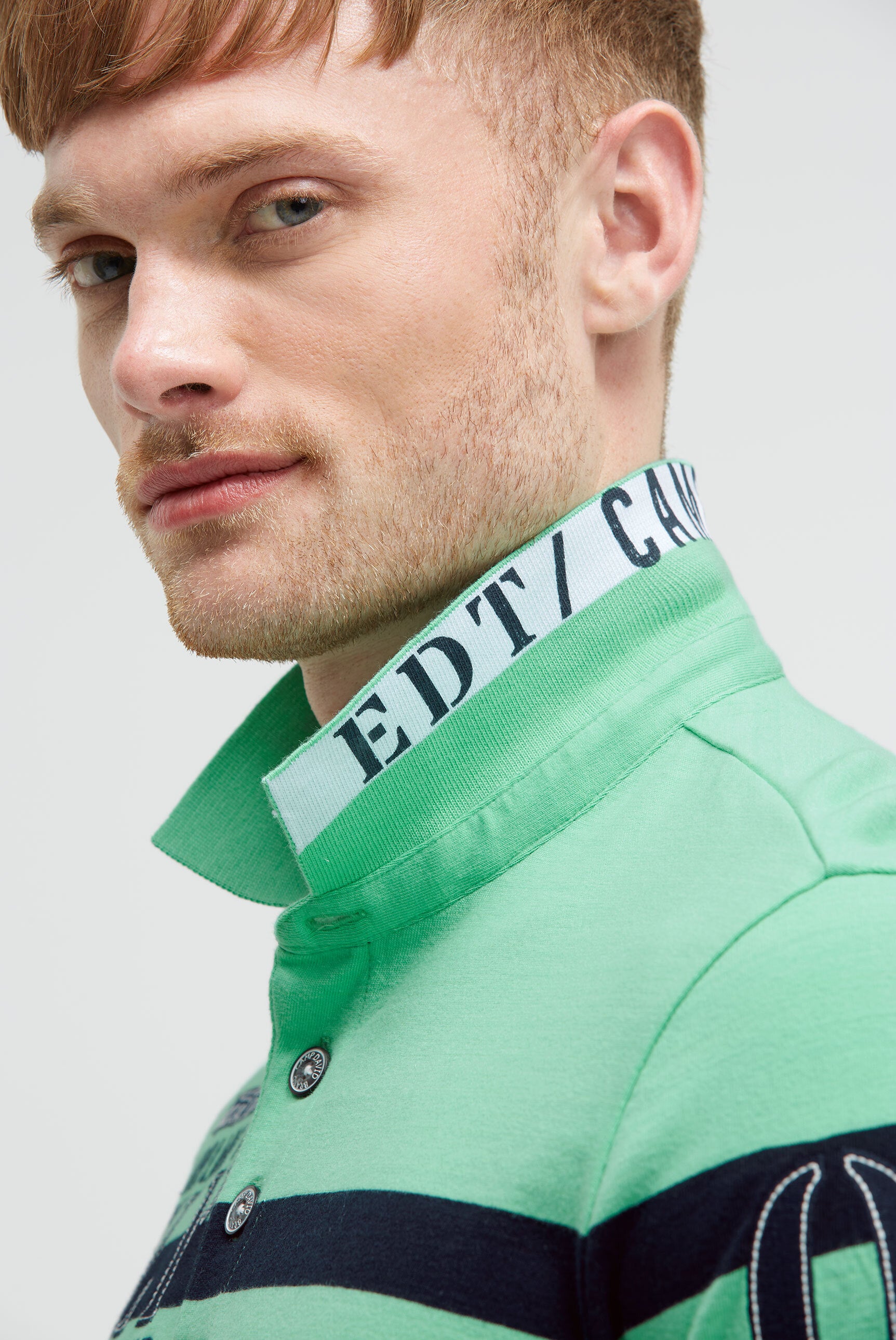 Krótki rękaw polo z paskowym wzorem i artworkami - 7