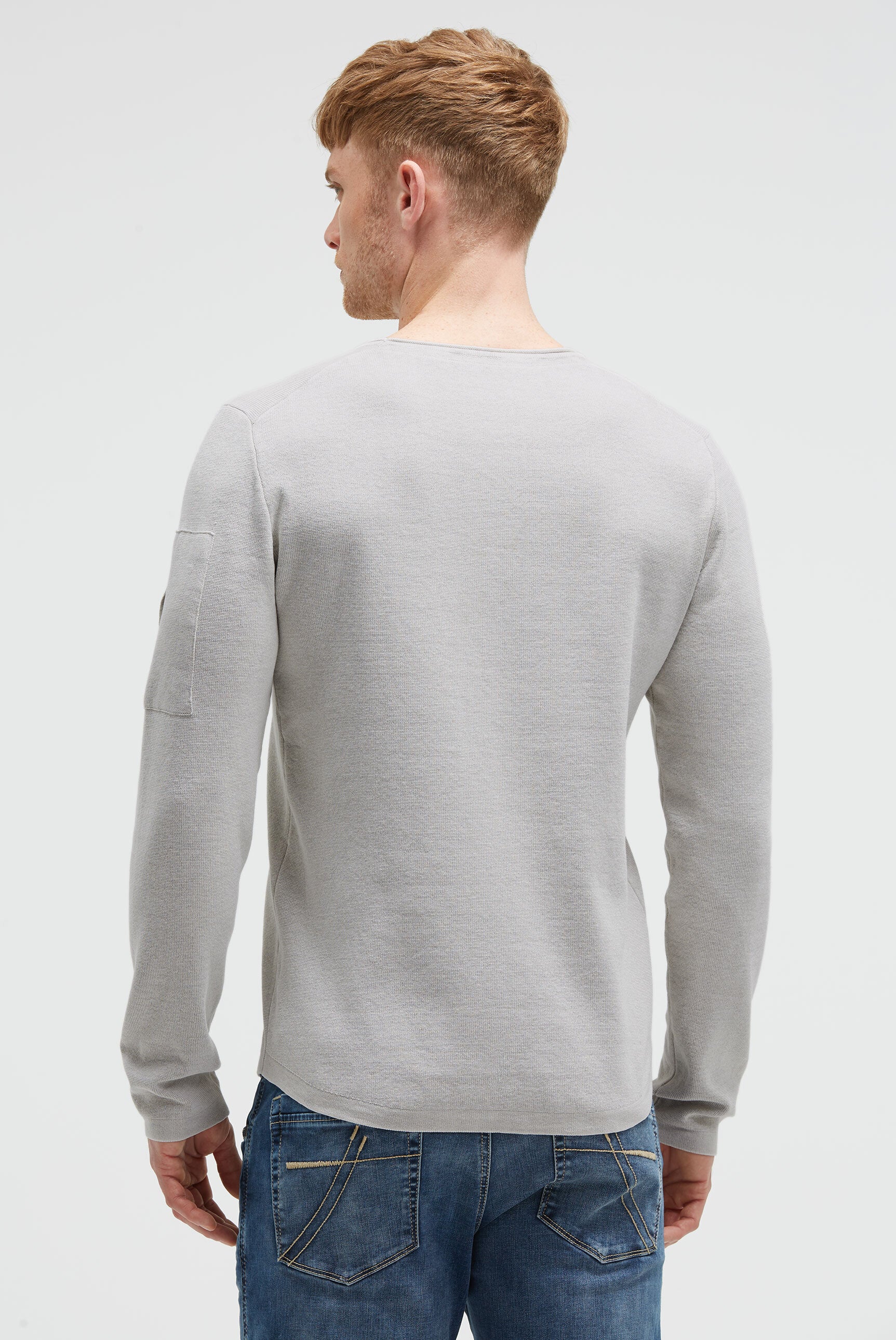 Sweter z nadrukiem, naszywkami i kieszenią na rękawie - 5