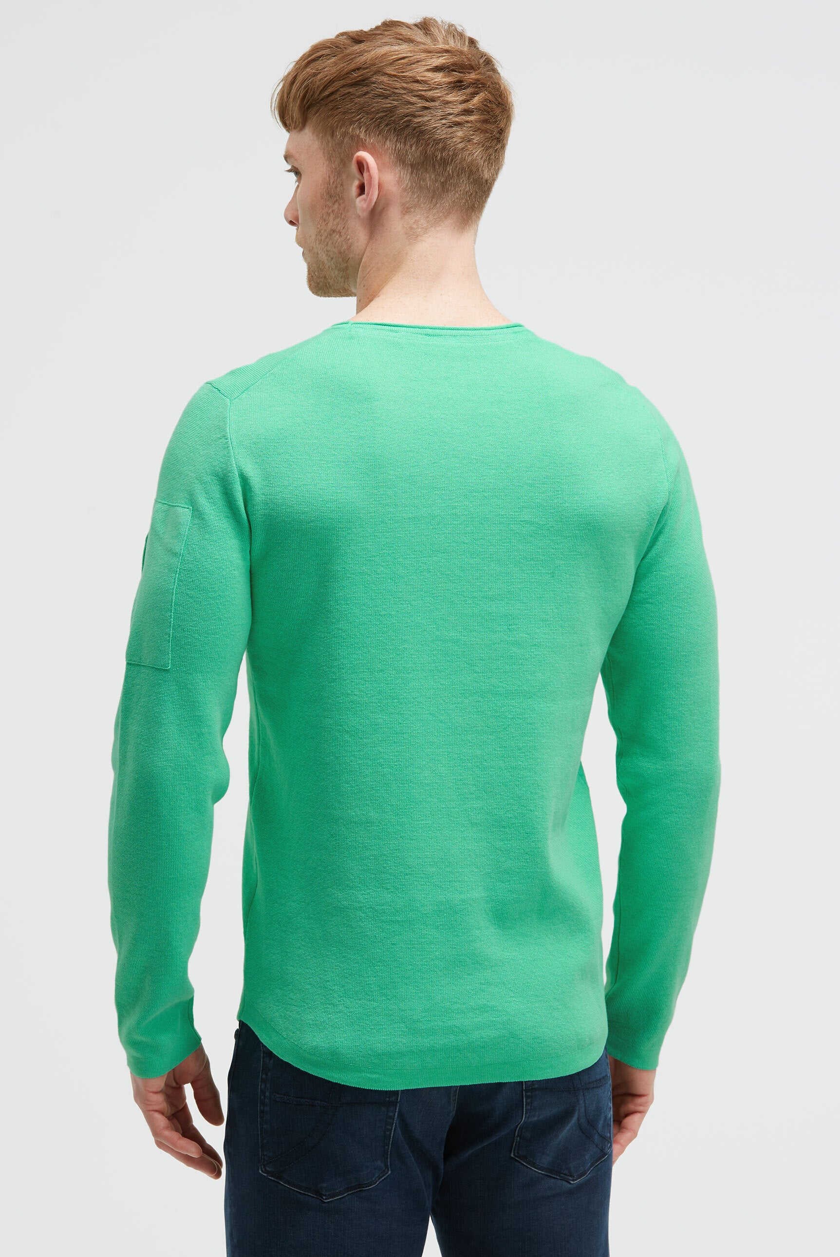 Sweter z nadrukiem, naszywkami i kieszenią na rękawie