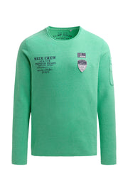 Sweter z nadrukiem, naszywkami i kieszenią na rękawie