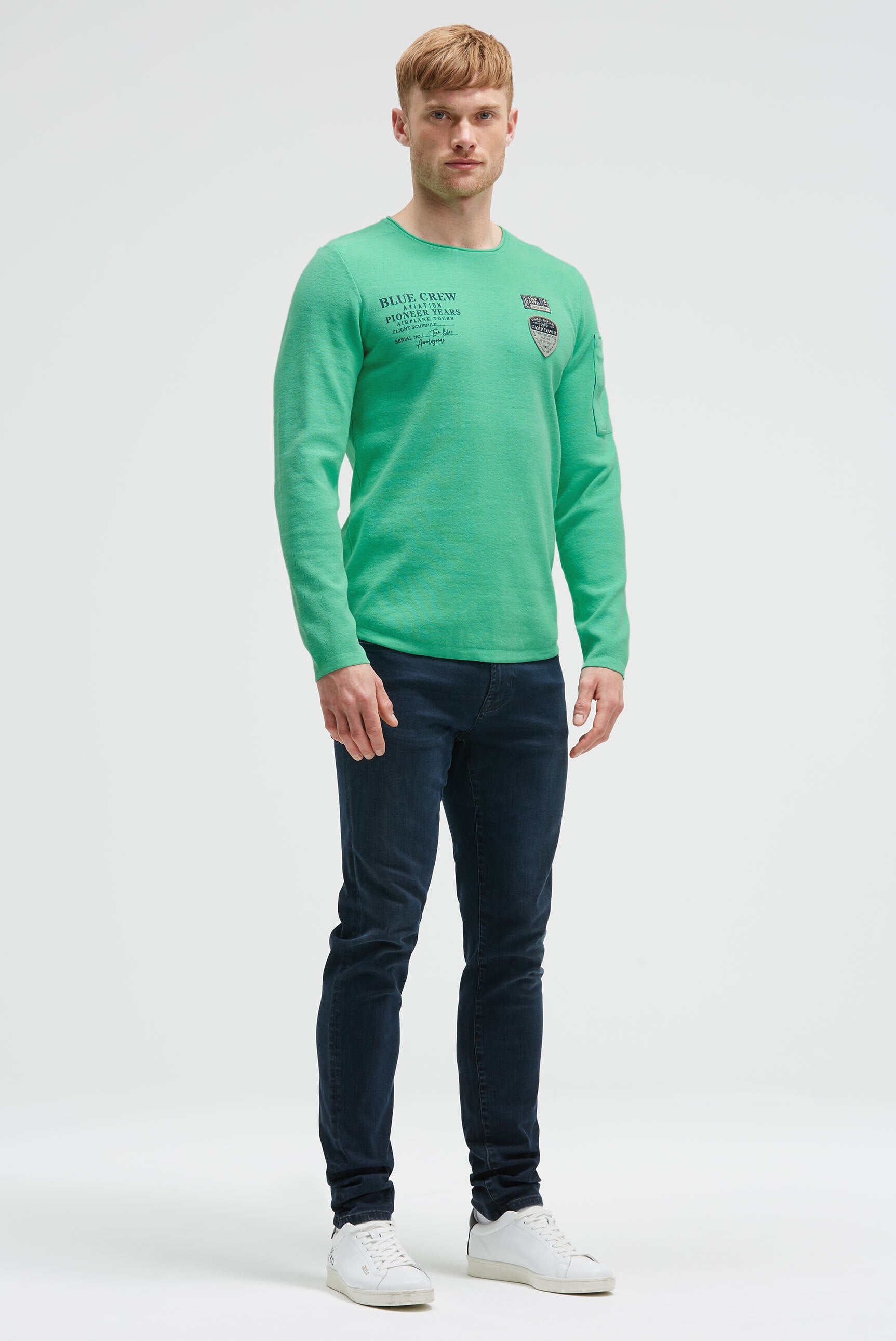 Sweter z nadrukiem, naszywkami i kieszenią na rękawie - 3