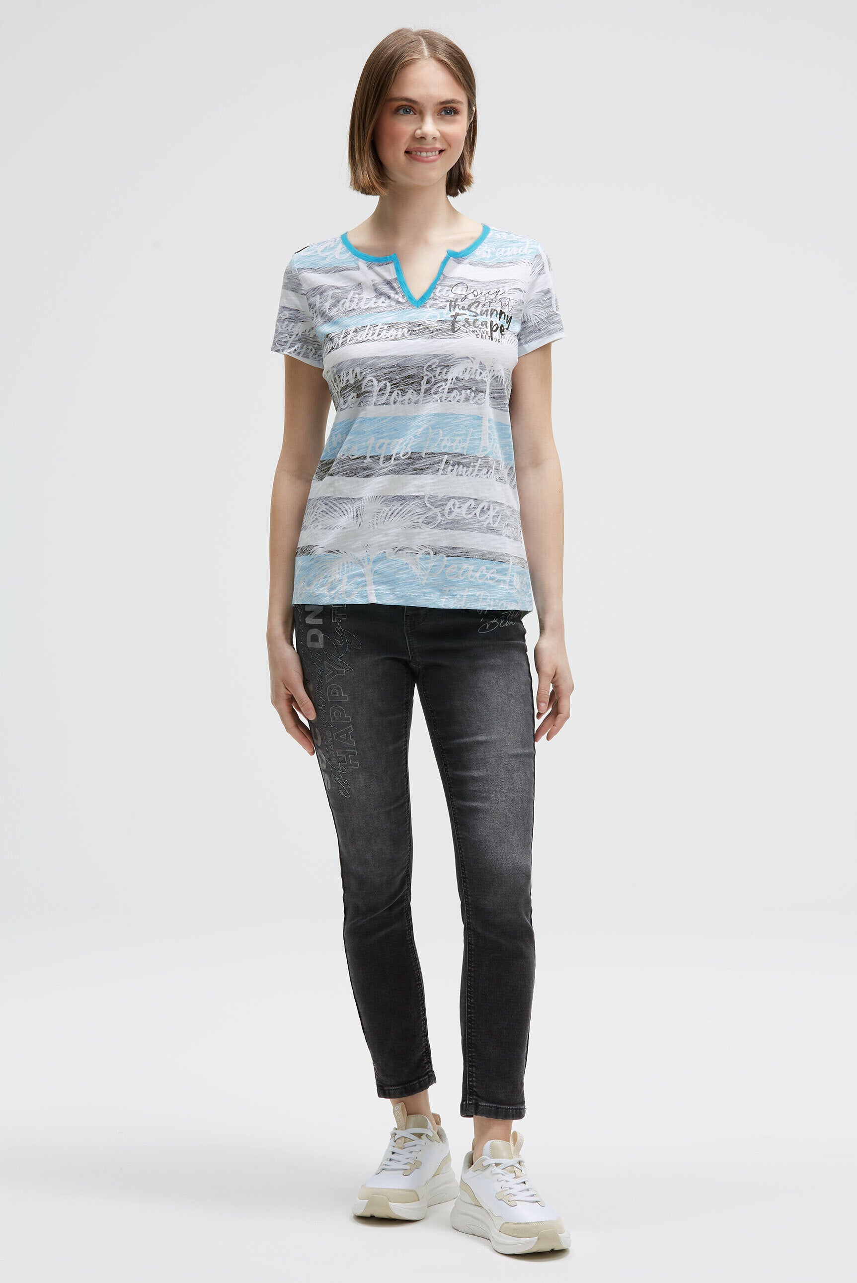 Koszulka z dekoltem w serek z nadrukowanymi pasami i logo na całej powierzchni