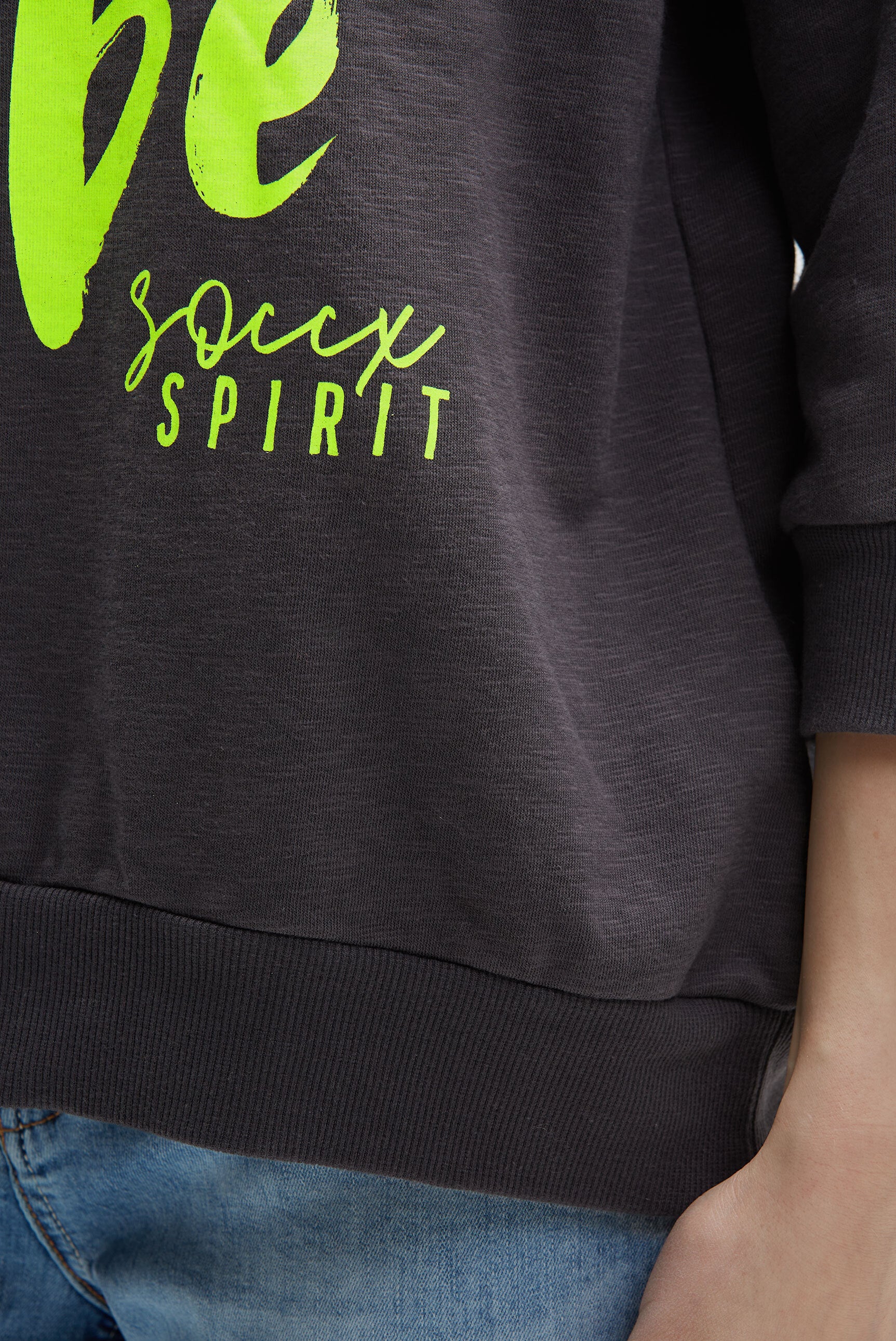Bluza oversize z dekoltem w serek i nadrukiem