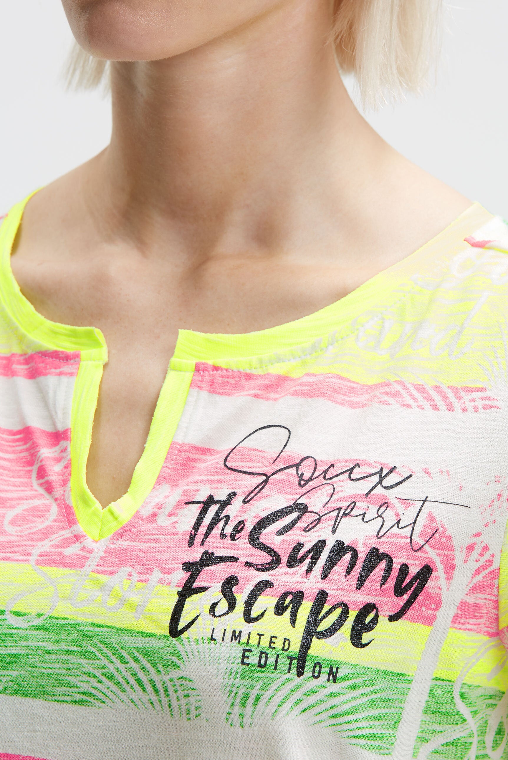 Koszulka z dekoltem w serek z nadrukowanymi pasami i logo na całej powierzchni