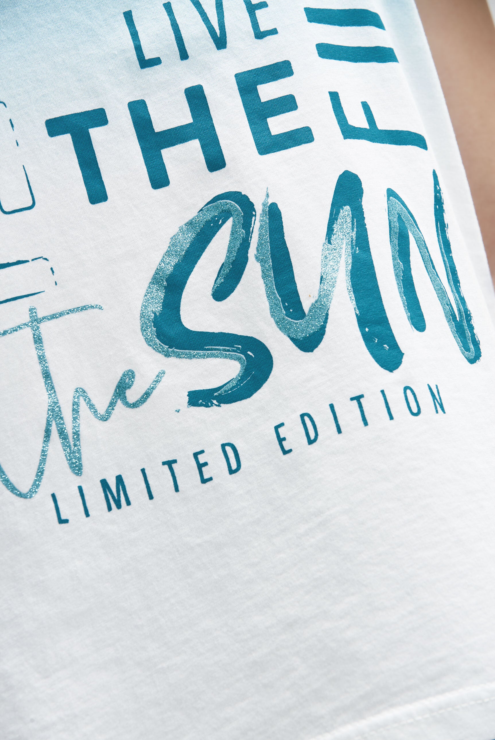 Koszulka z okrągłym dekoltem, efektem dip dye i brokatowym nadrukiem - 6