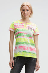 Koszulka z dekoltem w serek z nadrukowanymi pasami i logo na całej powierzchni