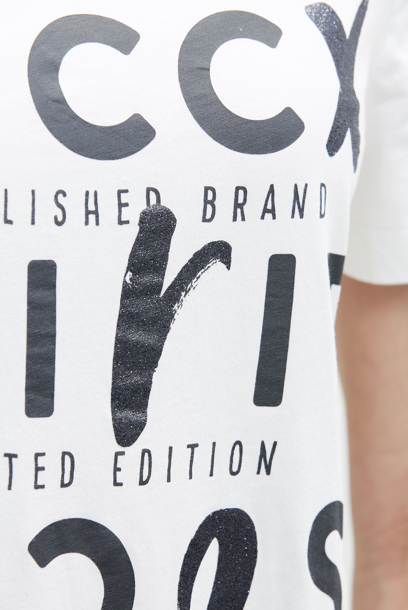 T-Shirt mit U-Boot-Ausschnitt und Artwork - 6