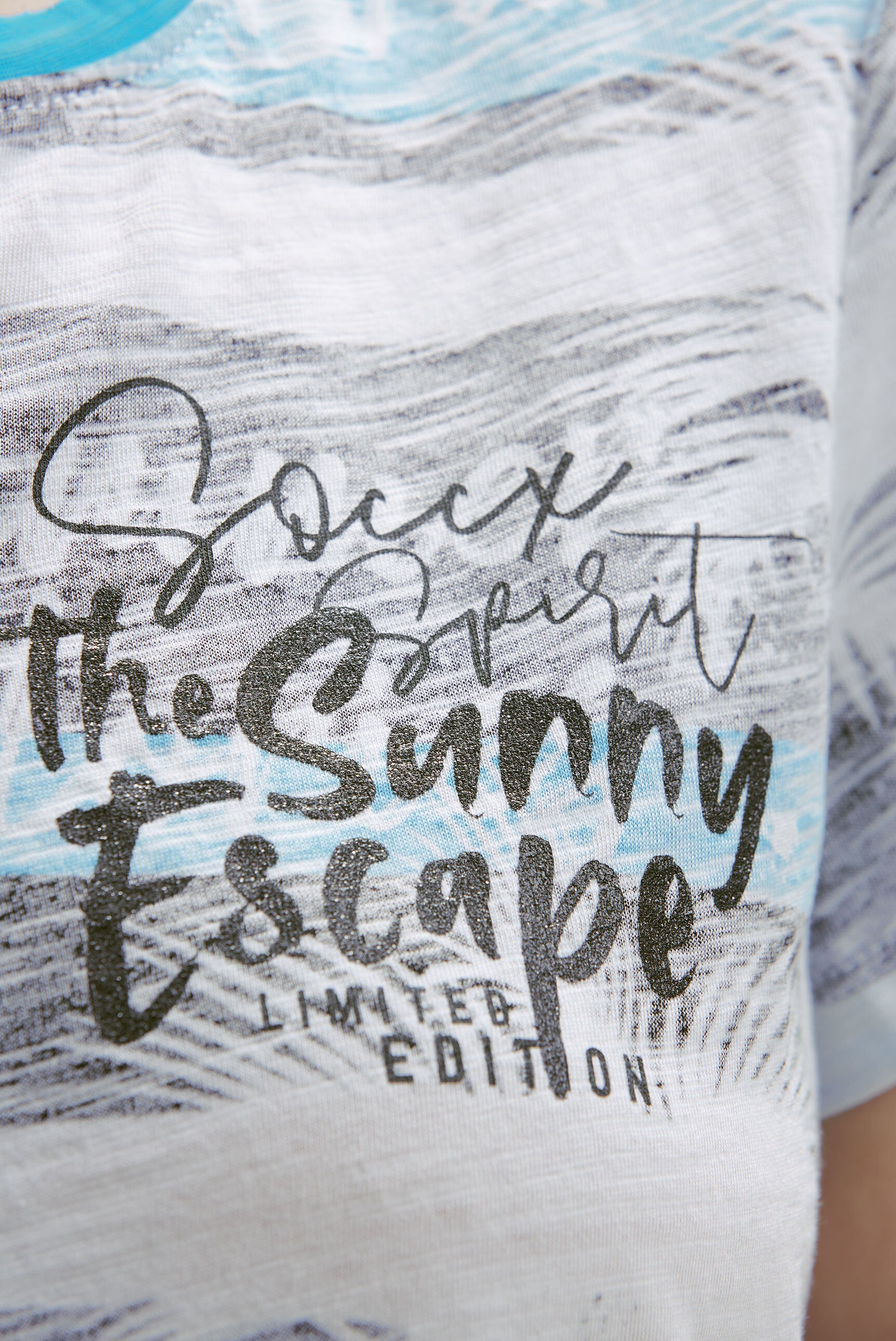 Koszulka z dekoltem w serek z nadrukowanymi pasami i logo na całej powierzchni