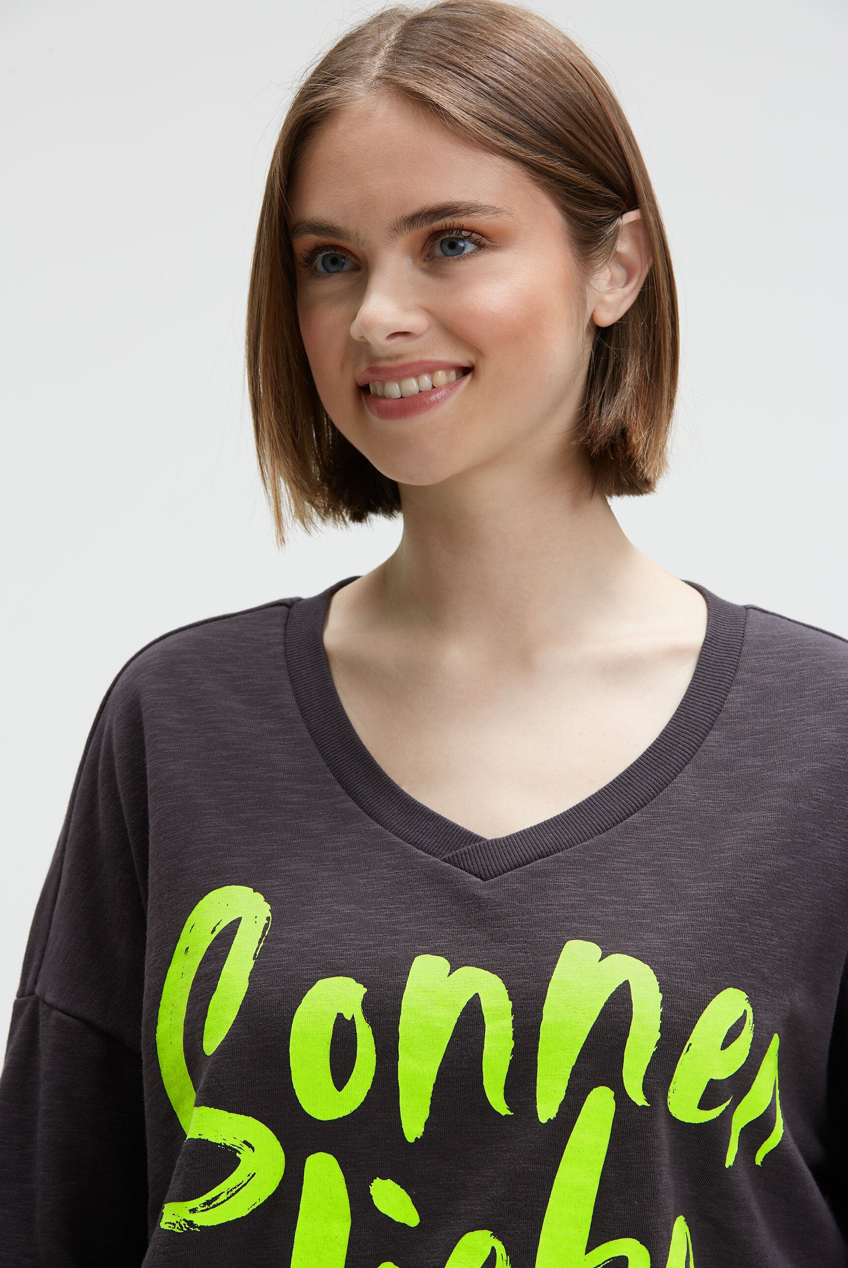 Bluza oversize z dekoltem w serek i nadrukiem