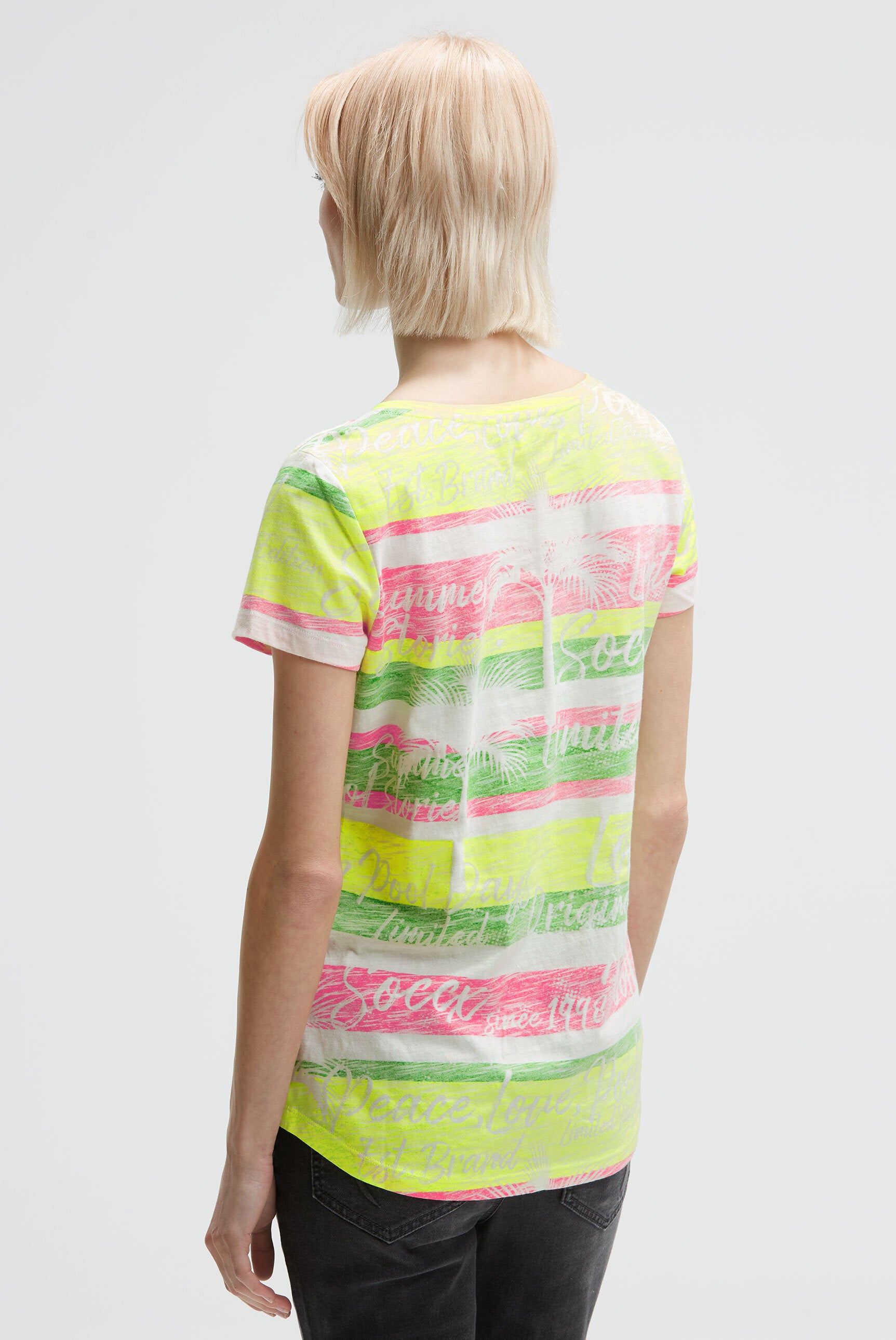 Koszulka z dekoltem w serek z nadrukowanymi pasami i logo na całej powierzchni - 5