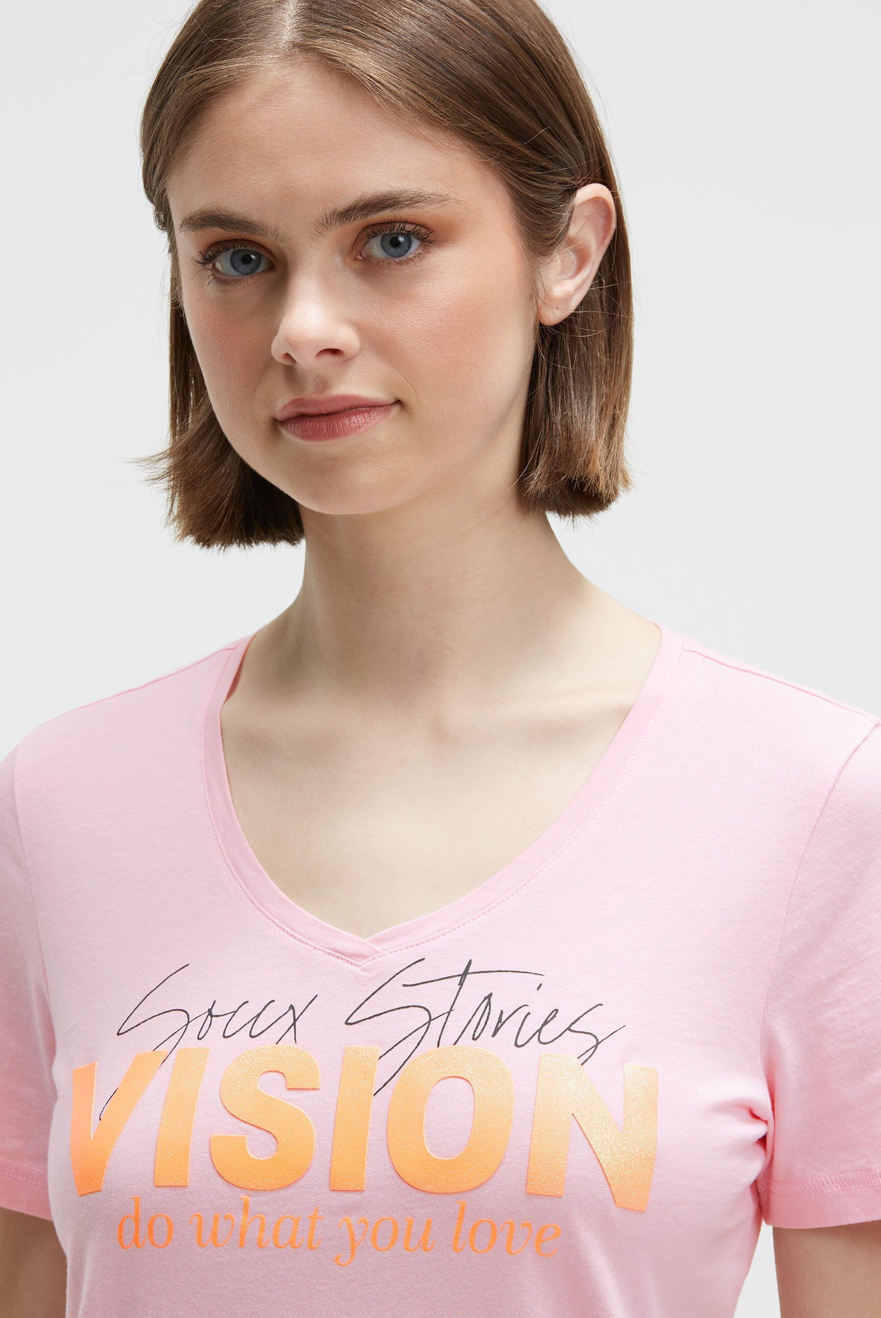 T-Shirt mit V-Ausschnitt und Glitter Print