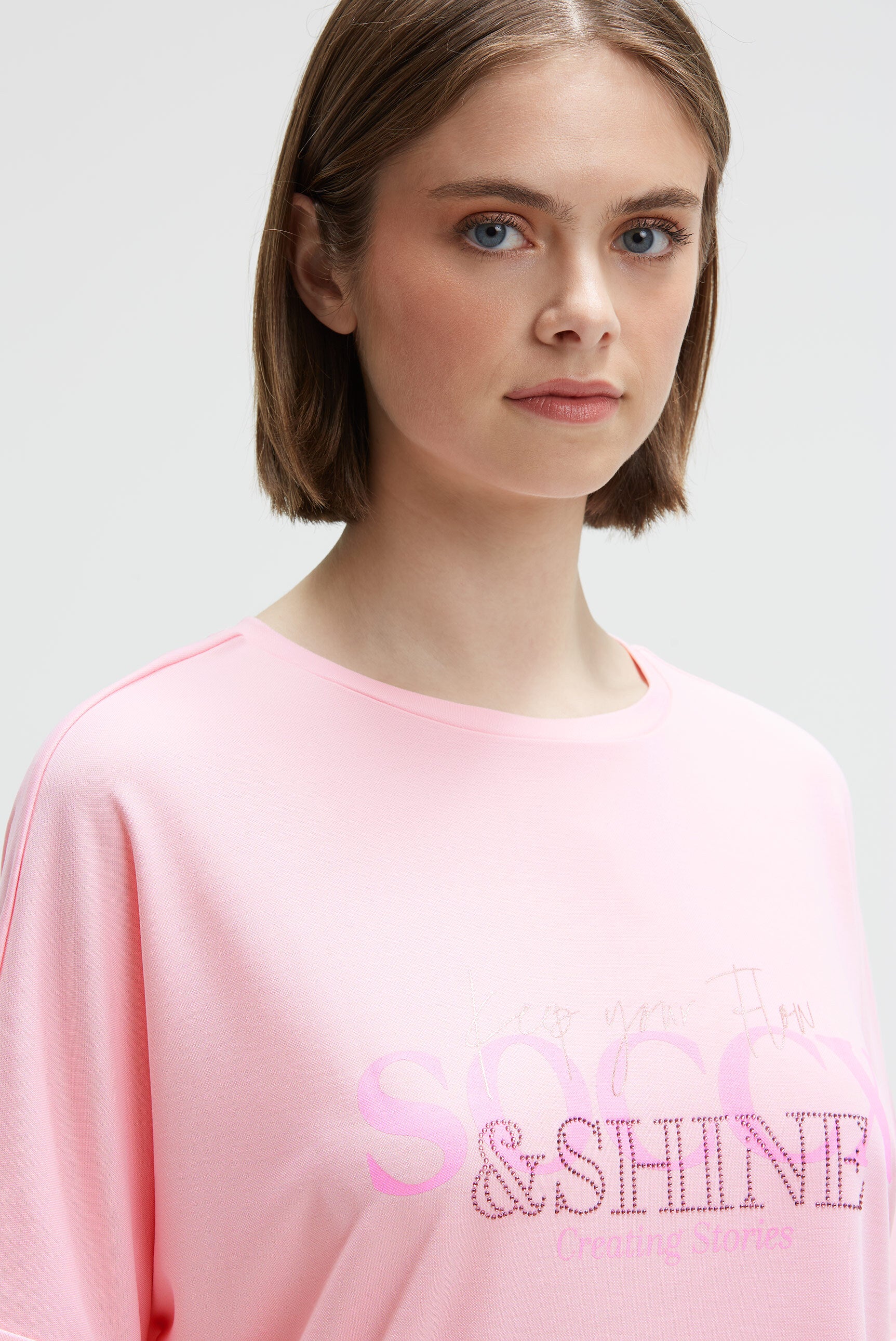 Logo T-shirt ze zdobieniem z kamieni