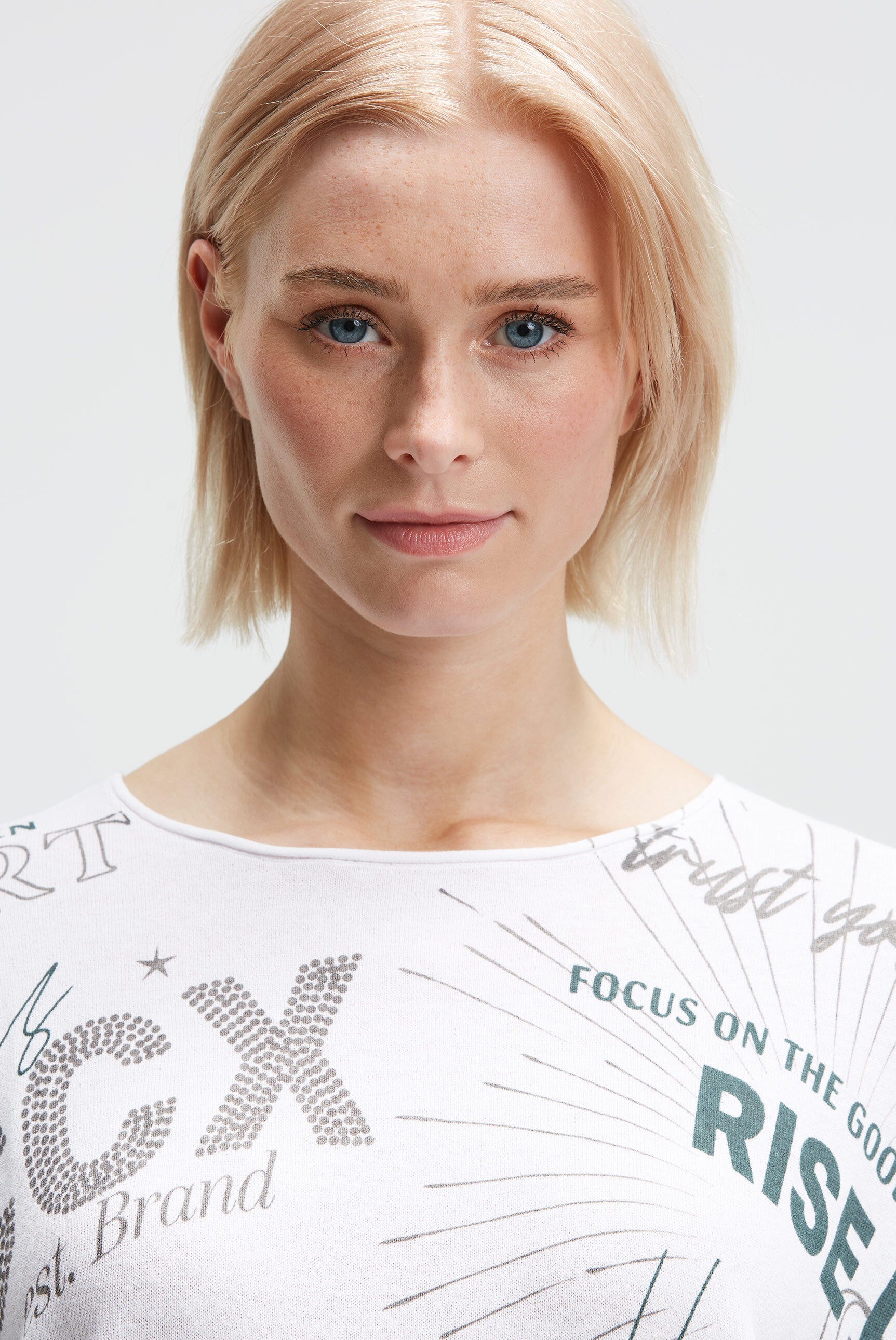 Cienki sweter z nadrukiem na całej powierzchni - 4