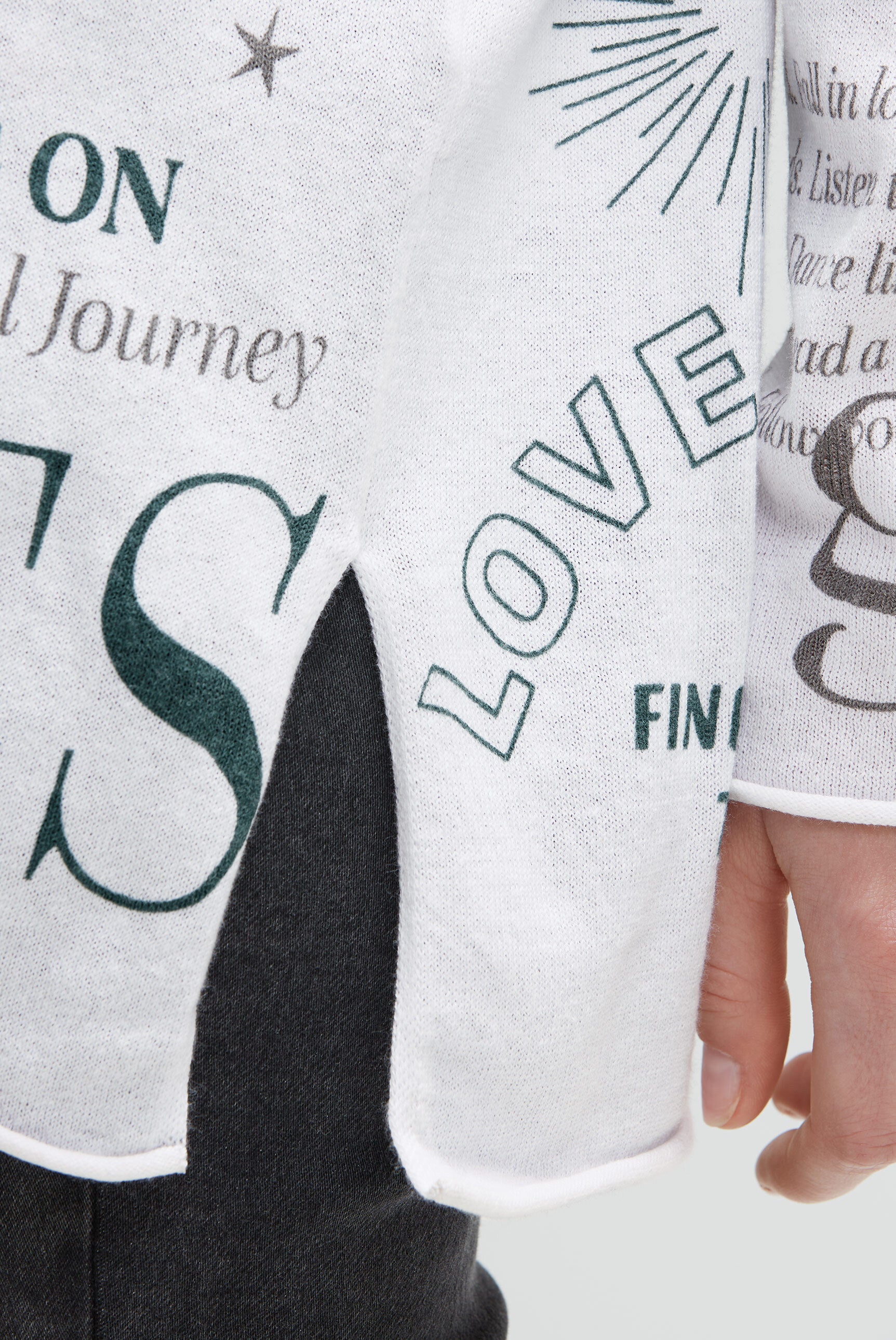 Cienki sweter z nadrukiem na całej powierzchni - 6