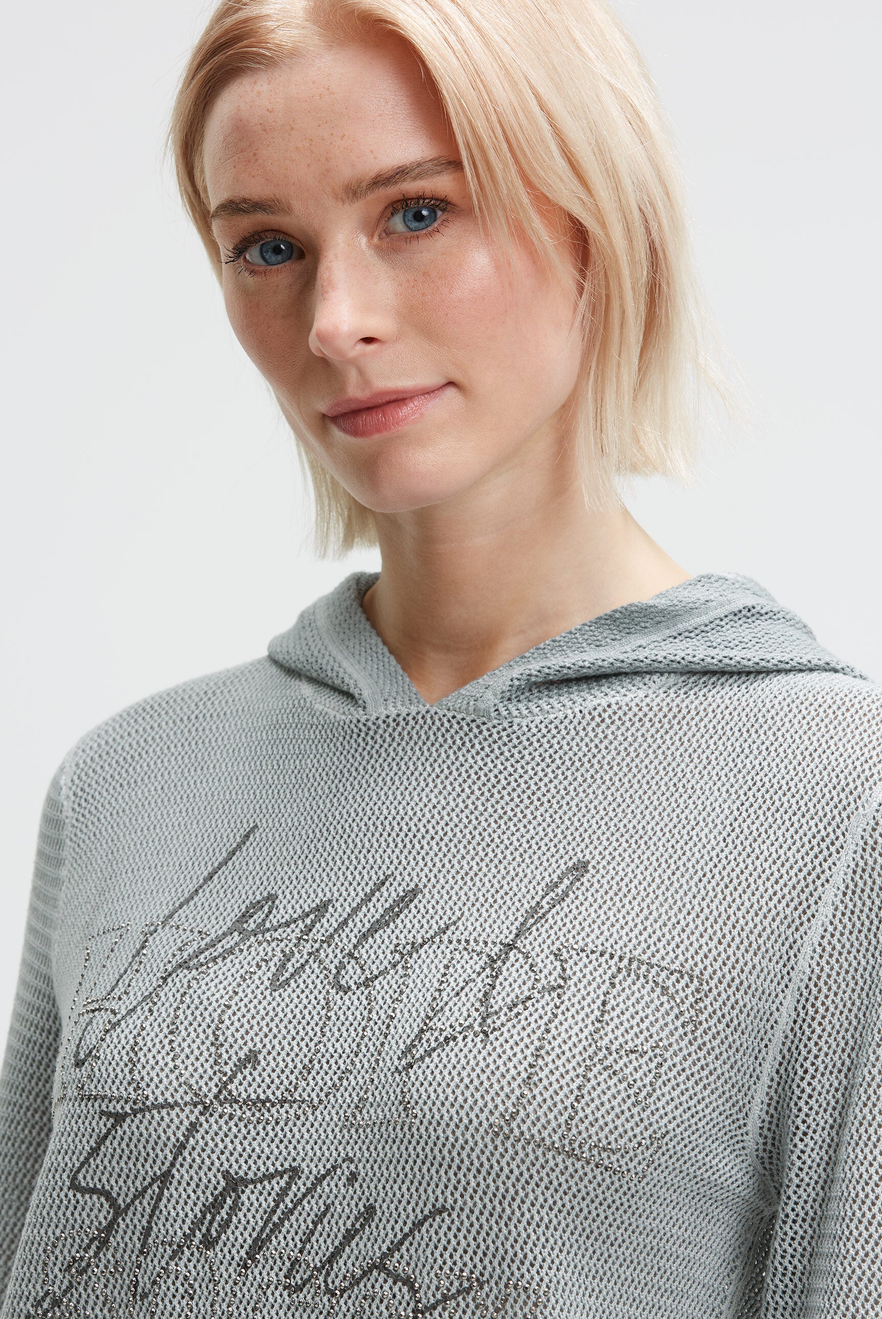 Sweter z kapturem o strukturze mesh i grafiką