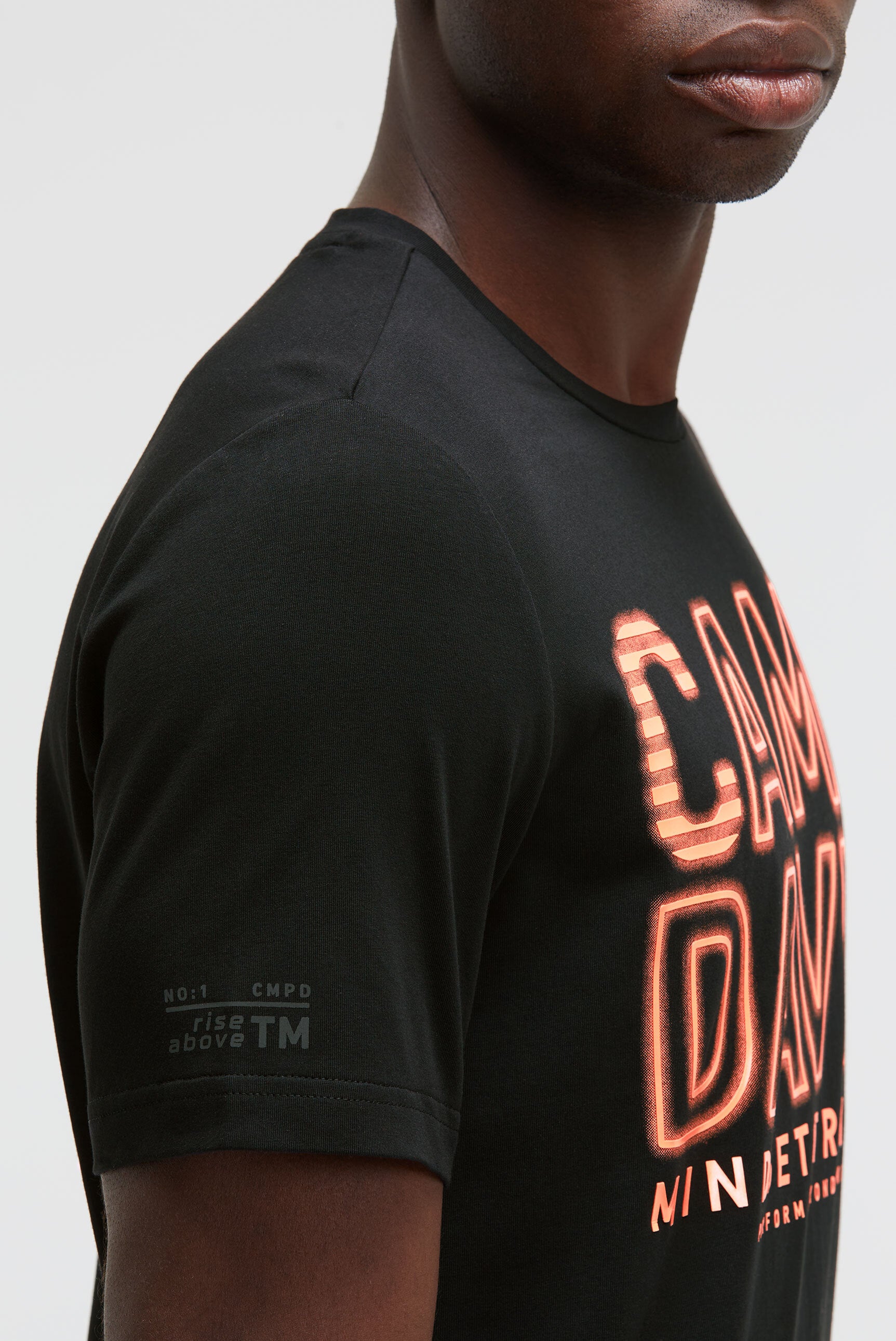 T-shirt z okrągłym dekoltem i nadrukiem logo - 7