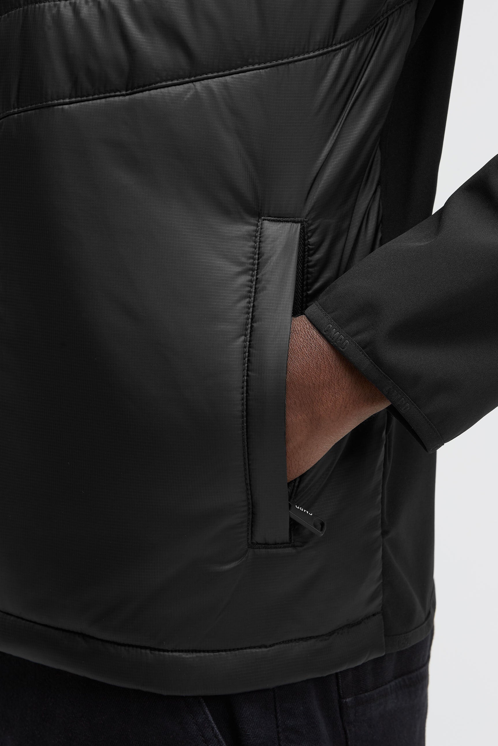 Softshellowa kurtka z miksem materiałów i nadrukiem na plecach - 7