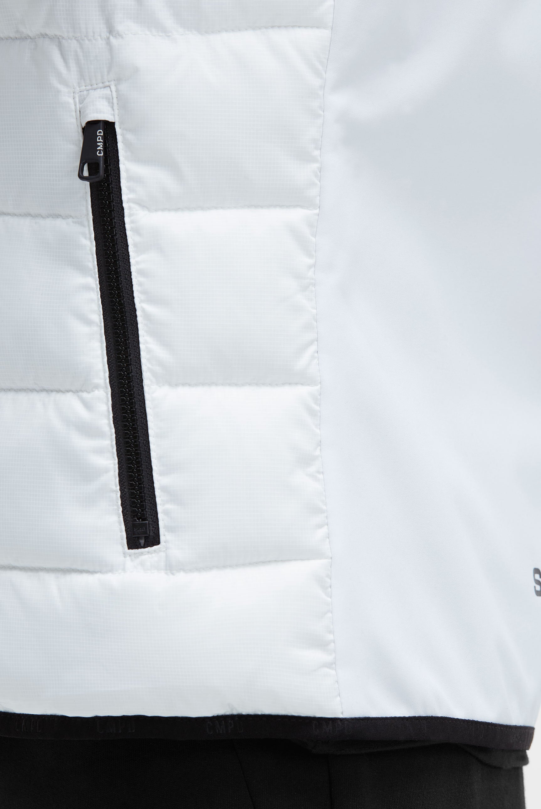 Kamizelka outdoorowa z miksem materiałów i błyszczącymi nadrukami - 6