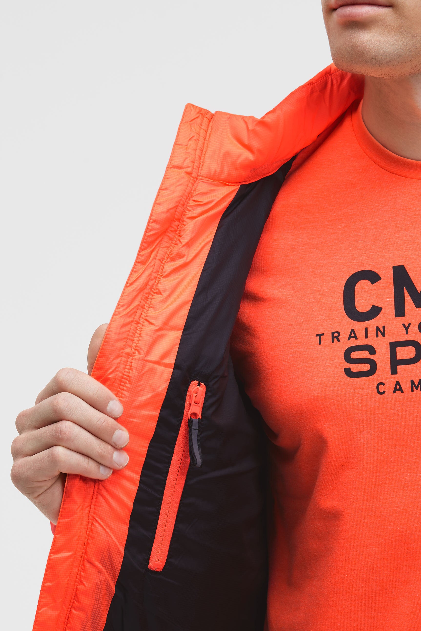 Softshellowa kurtka z miksem materiałów i nadrukiem na plecach - 7