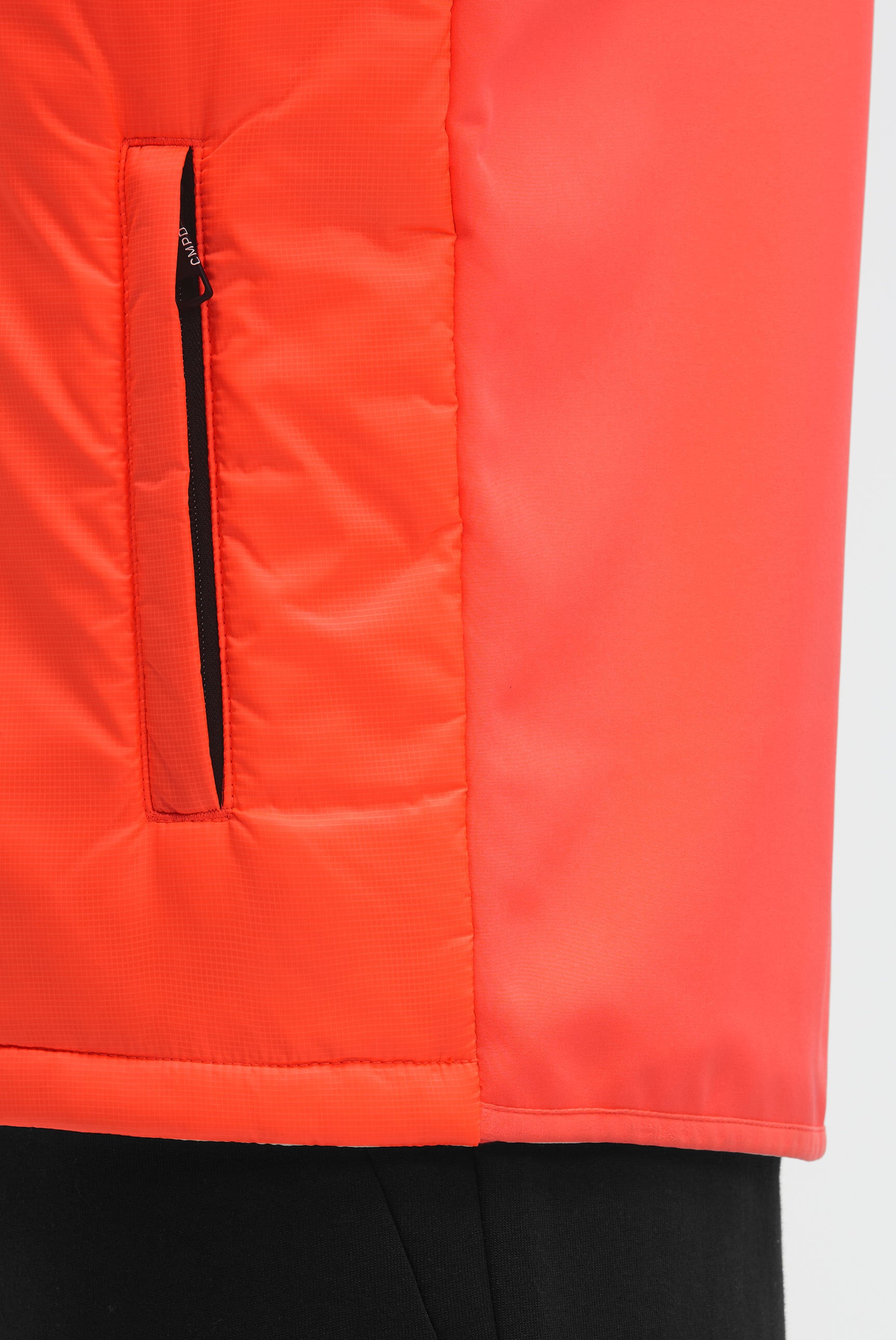 Softshellowa kurtka z miksem materiałów i nadrukiem na plecach - 6