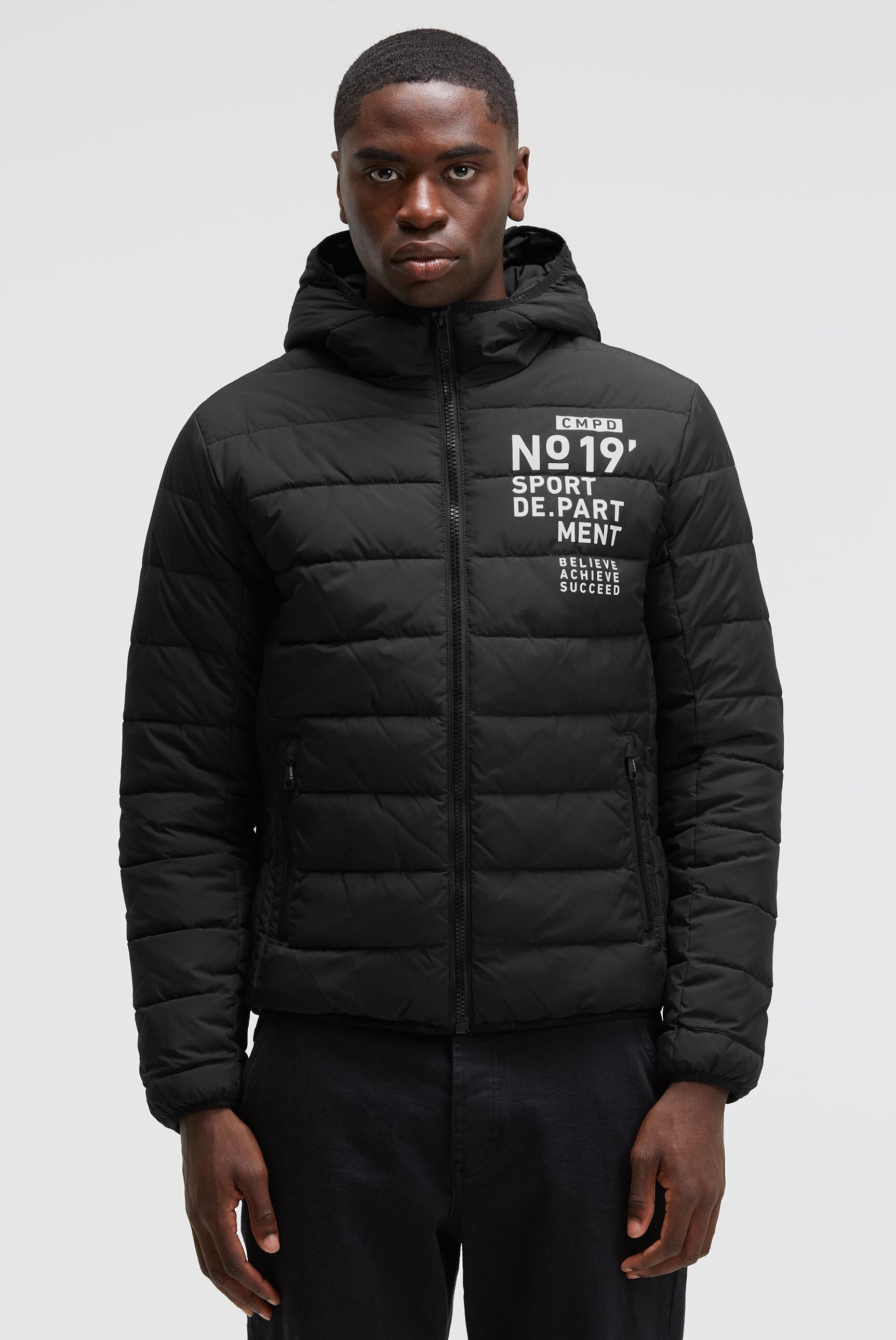 Pikowana kurtka z kapturem i nadrukiem winylowym