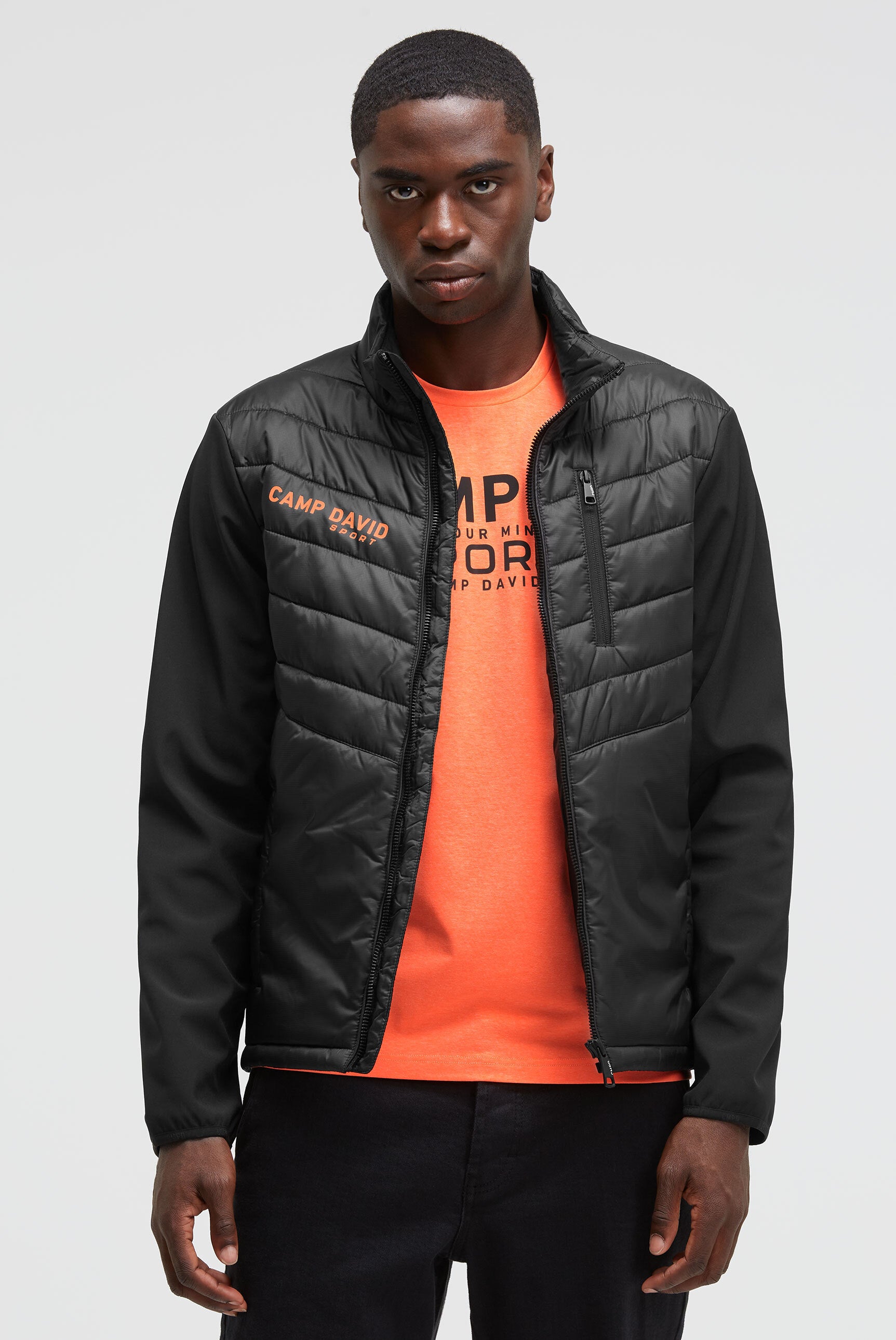 Softshellowa kurtka z miksem materiałów i nadrukiem na plecach - 2