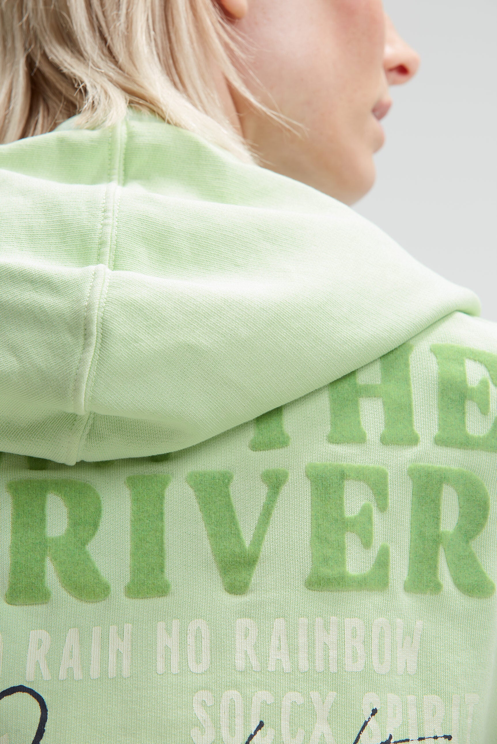 Hoodie z dekoracyjną grafiką na plecach - 6