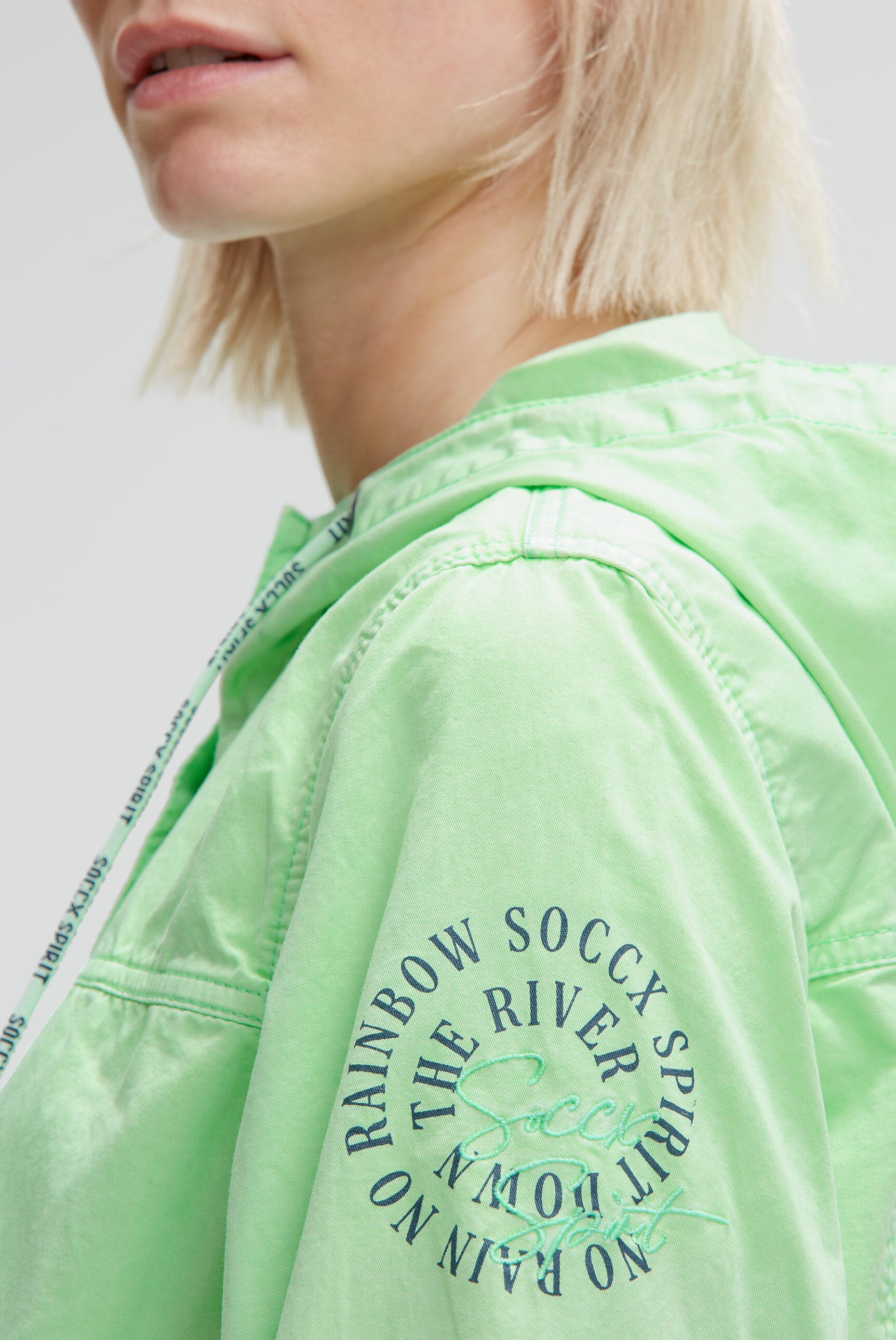 Krótka kurtka z kapturem i sznurkiem w dole - 6