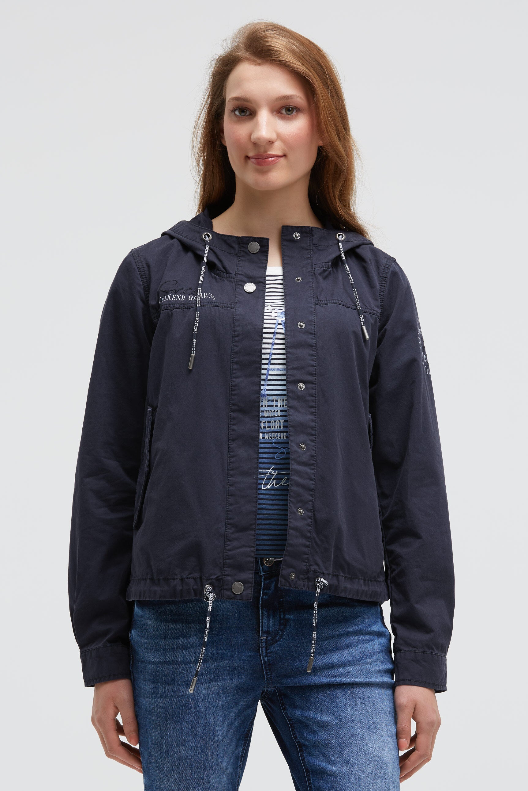 Krótka kurtka z kapturem i sznurkiem w dole