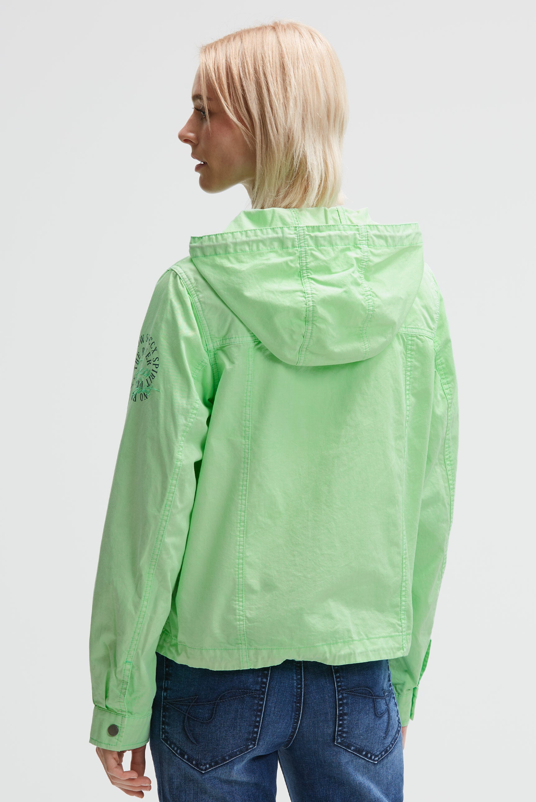 Krótka kurtka z kapturem i sznurkiem w dole - 5